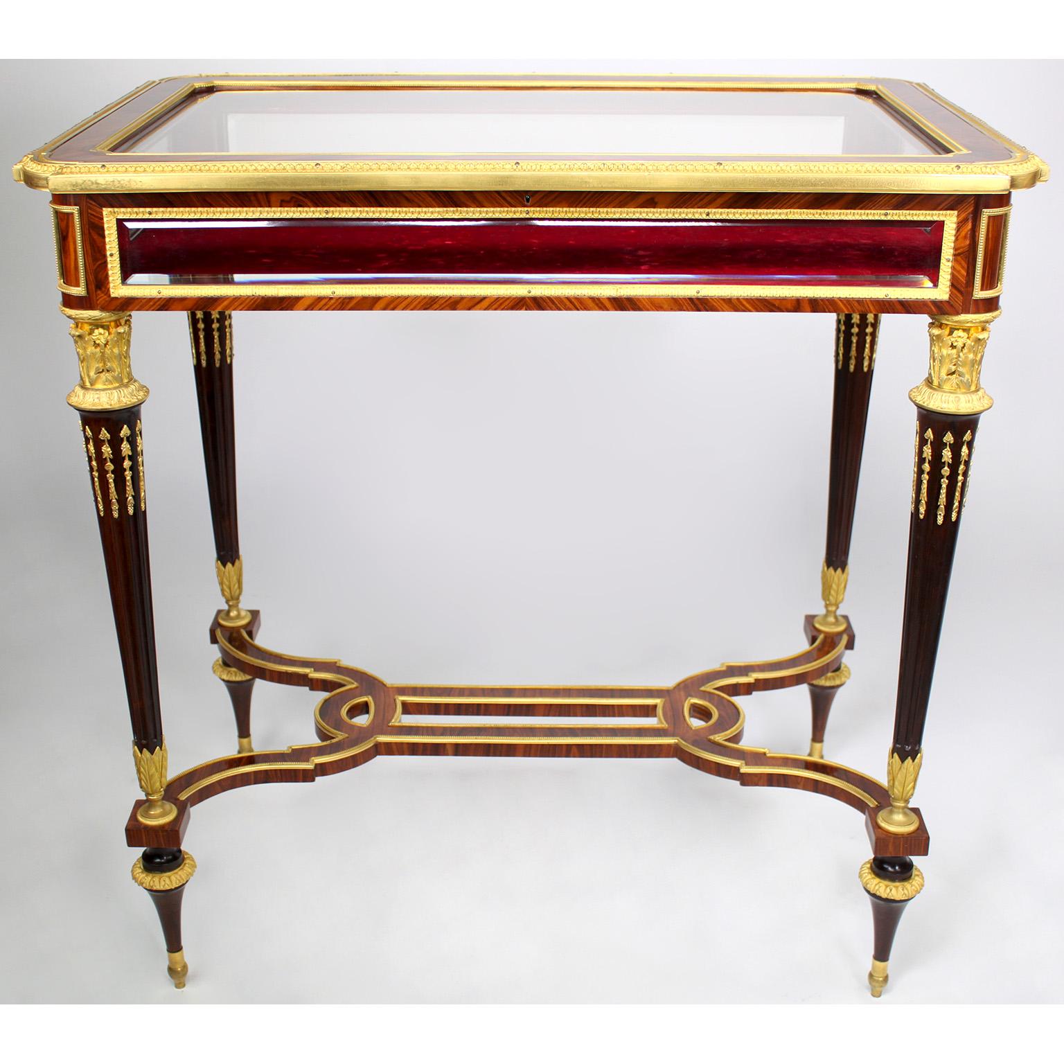 Français Table de Vitrine de style Louis XVI du 19ème siècle montée en bronze doré attribuée à Henry Dasson  en vente