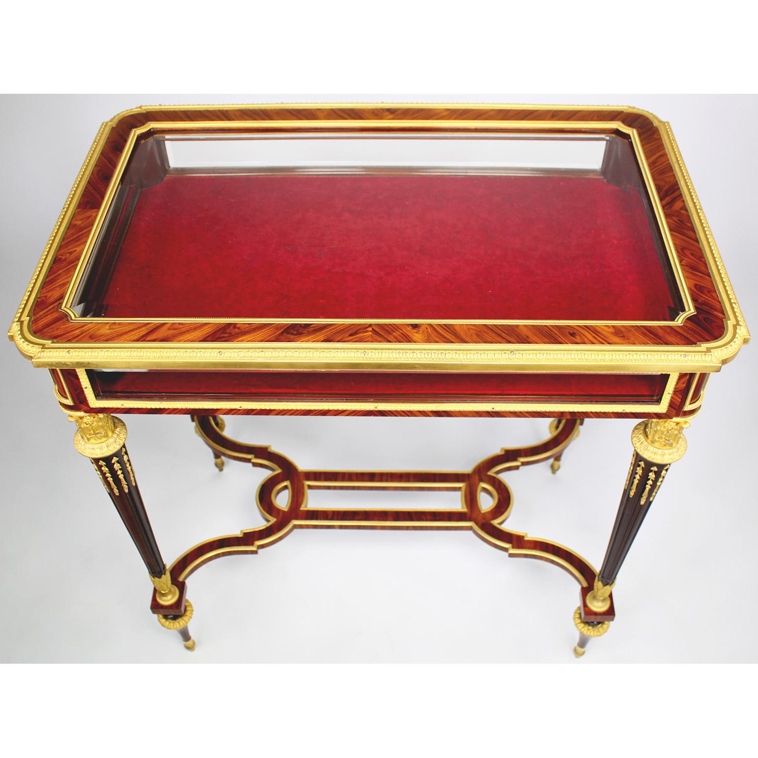 Placage Table de Vitrine de style Louis XVI du 19ème siècle montée en bronze doré attribuée à Henry Dasson  en vente