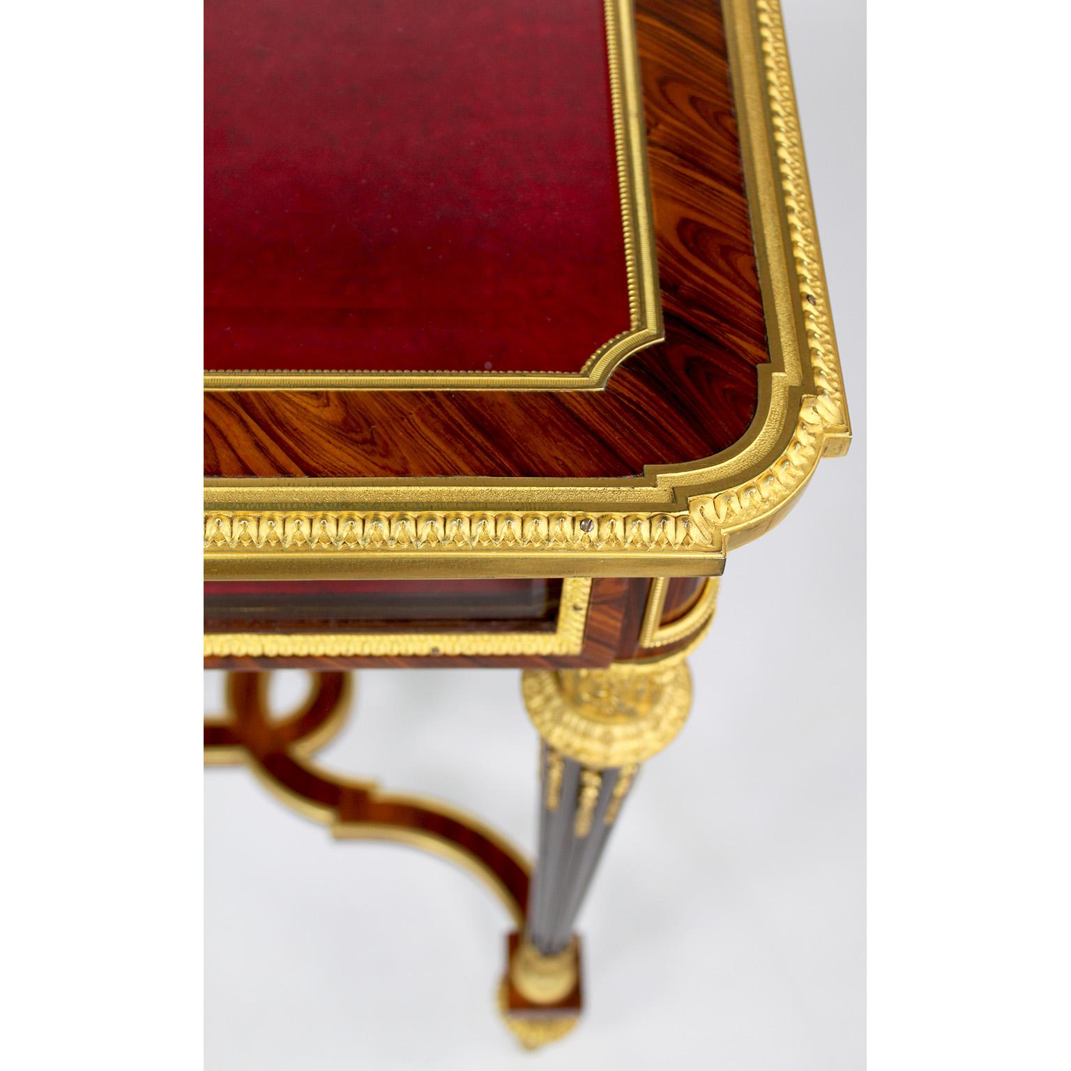 Table de Vitrine de style Louis XVI du 19ème siècle montée en bronze doré attribuée à Henry Dasson  en vente 6