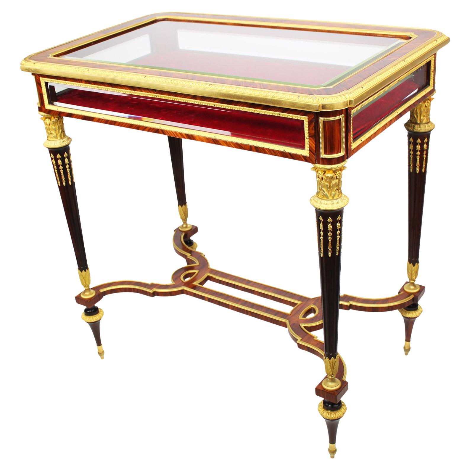 Ein Goldbronze-Montierter Vitrine-Tisch im Louis-XVI.-Stil des 19. Jahrhunderts Attr. Henry Dasson 