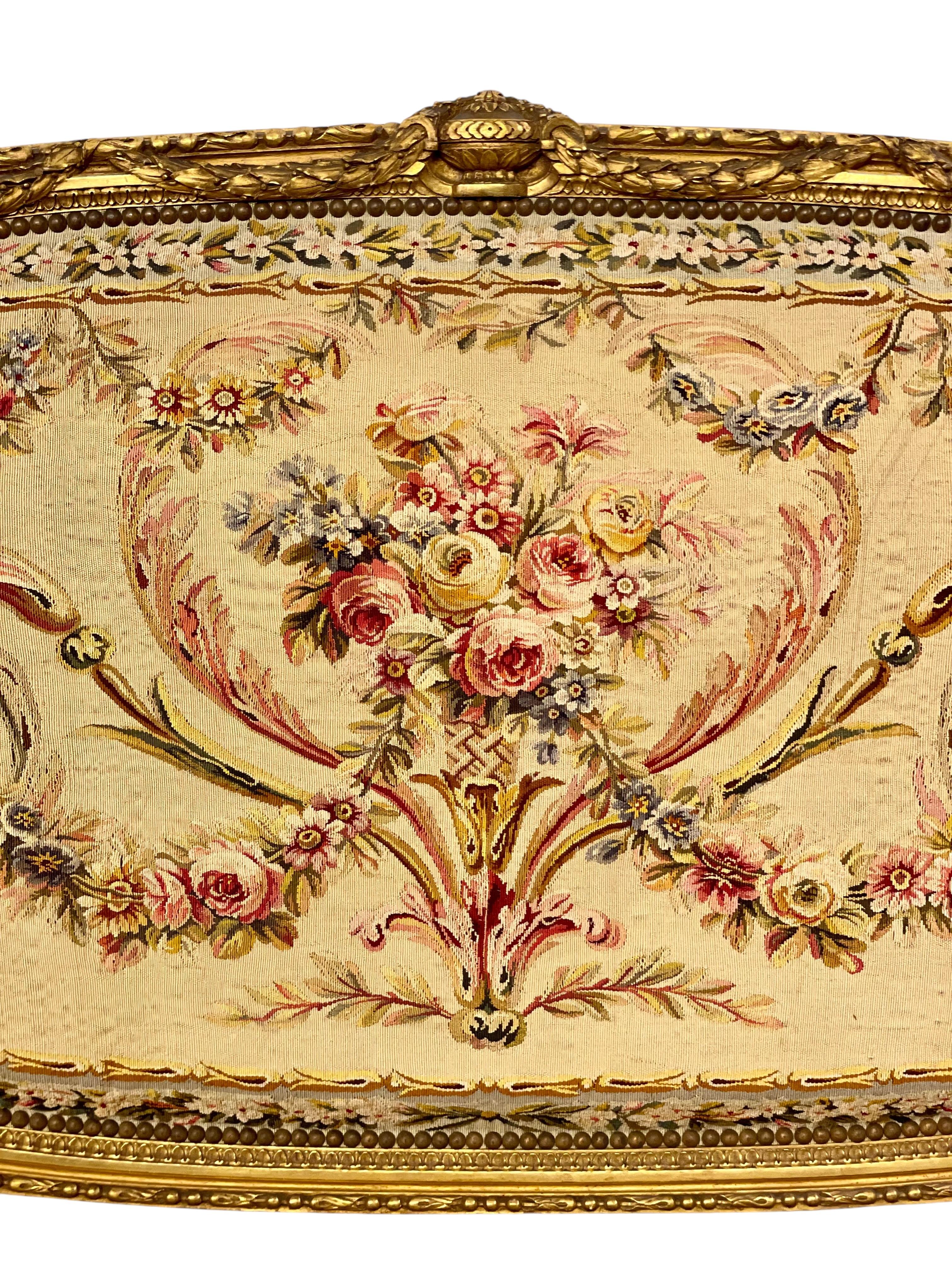 Sofá ornamentado de madera dorada estilo Luis XVI del siglo XIX en venta 4
