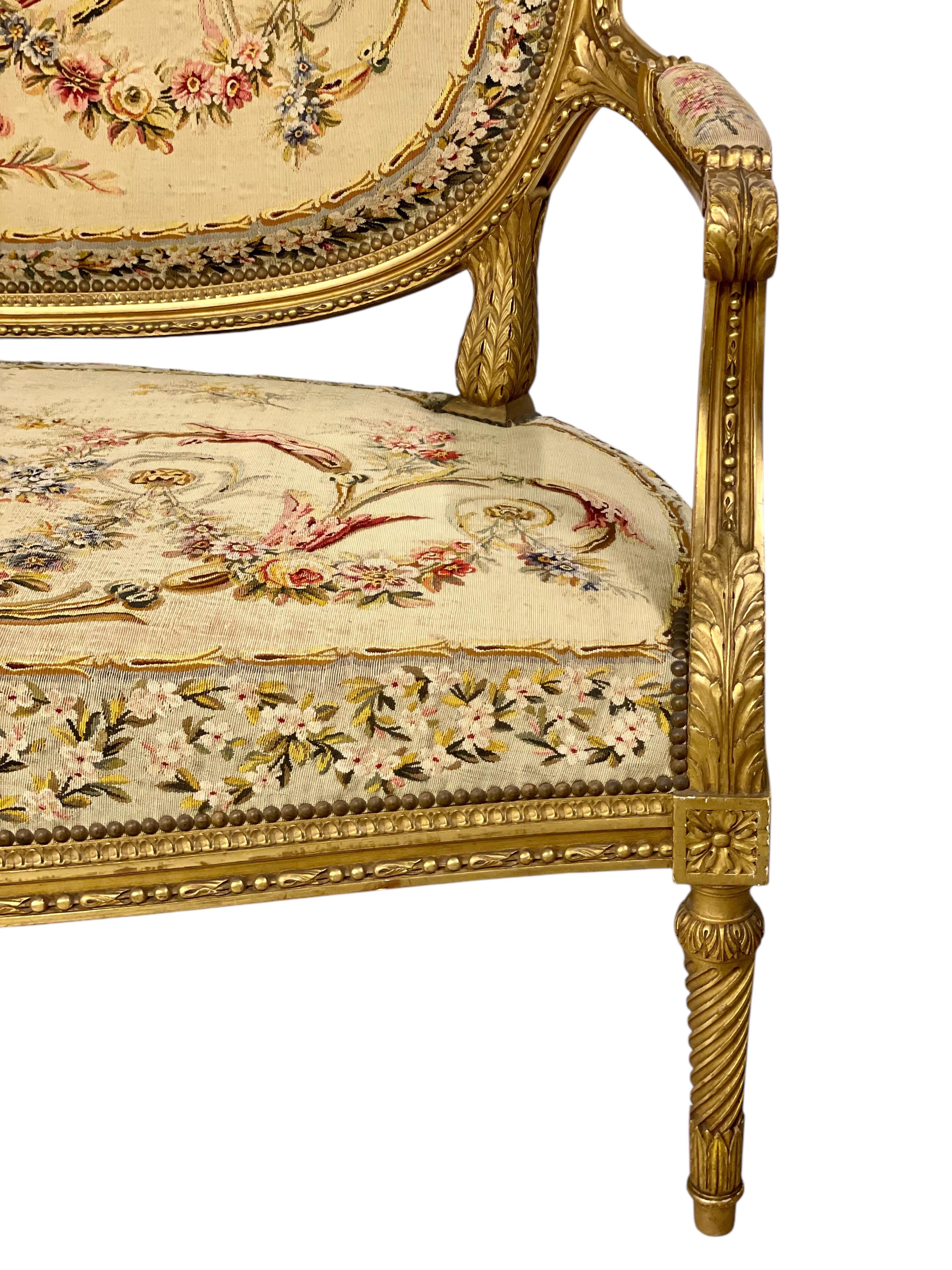 Sofá ornamentado de madera dorada estilo Luis XVI del siglo XIX en venta 5
