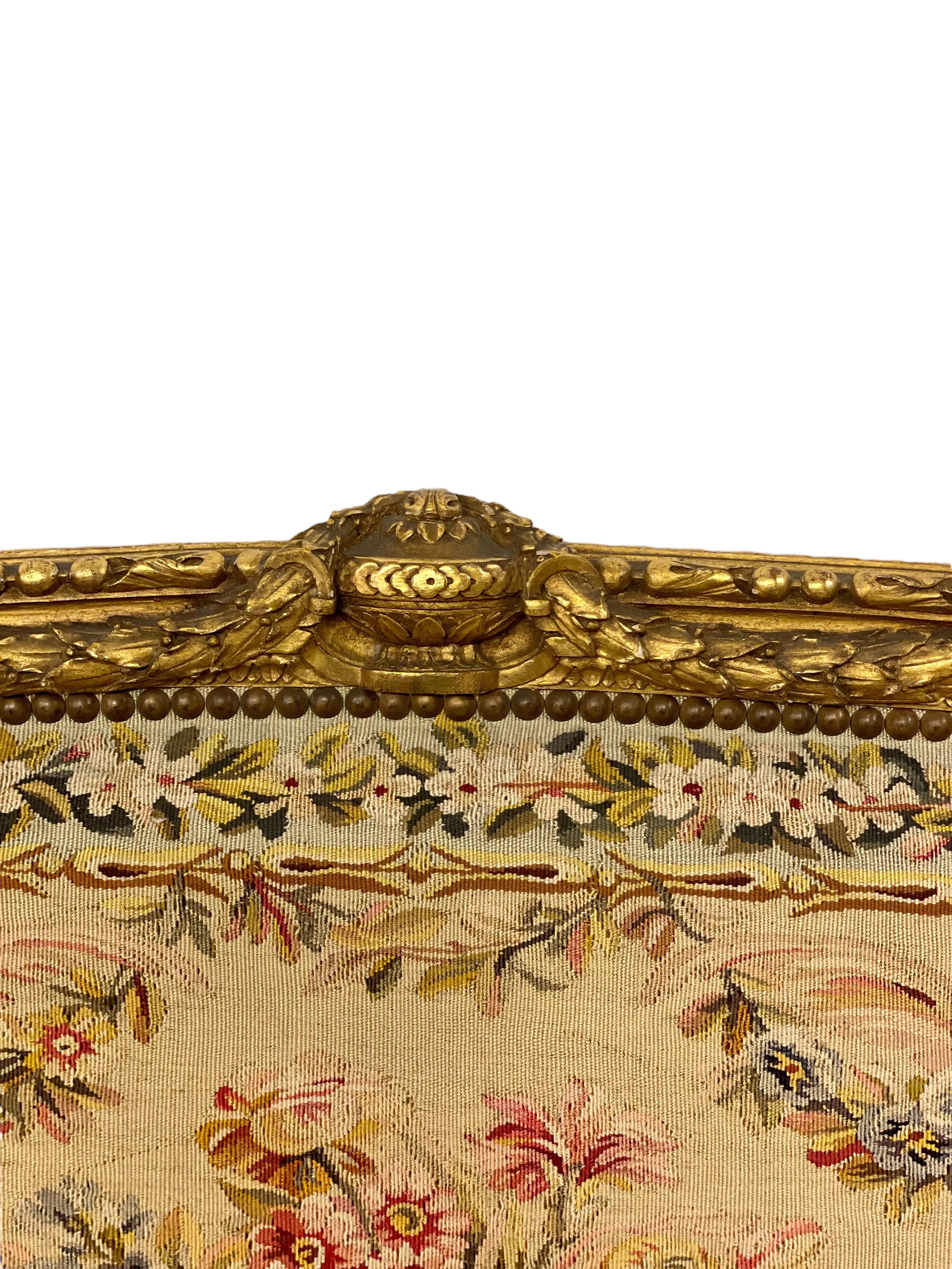 Sofá ornamentado de madera dorada estilo Luis XVI del siglo XIX en venta 7