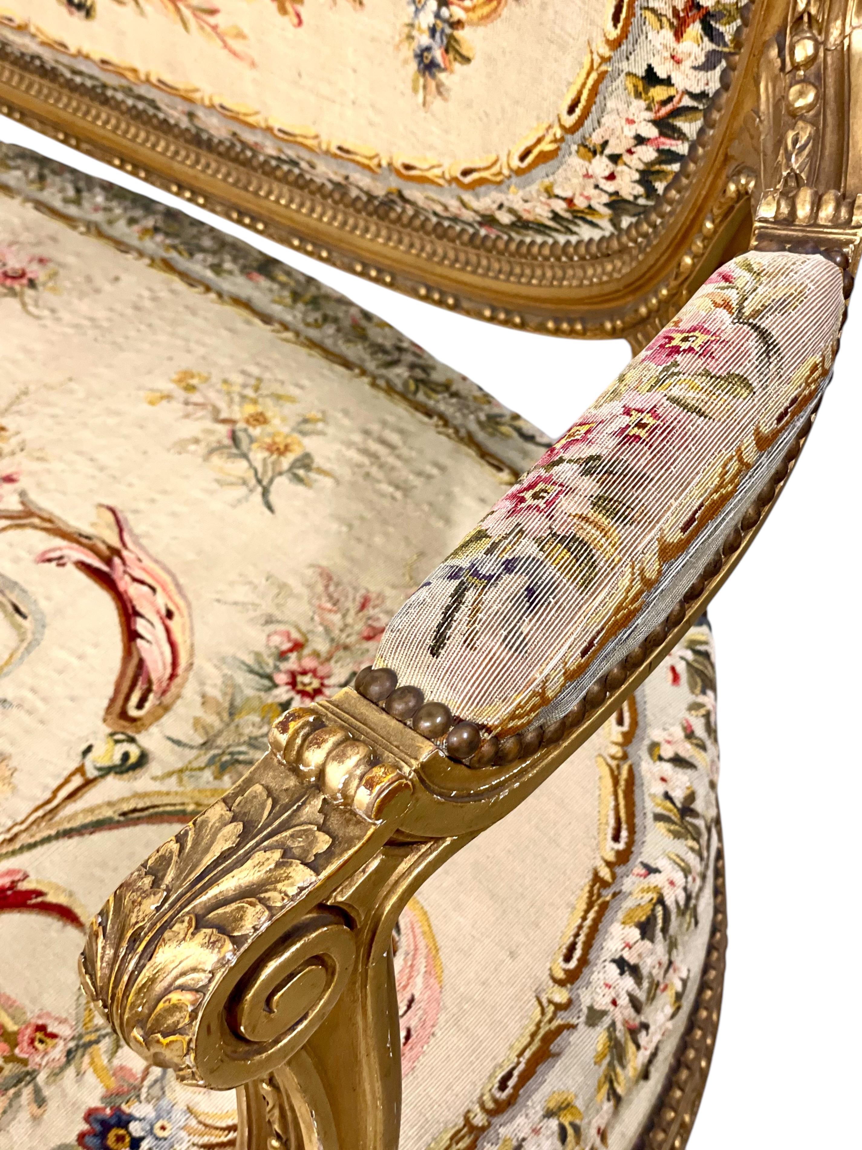 Sofá ornamentado de madera dorada estilo Luis XVI del siglo XIX en venta 8