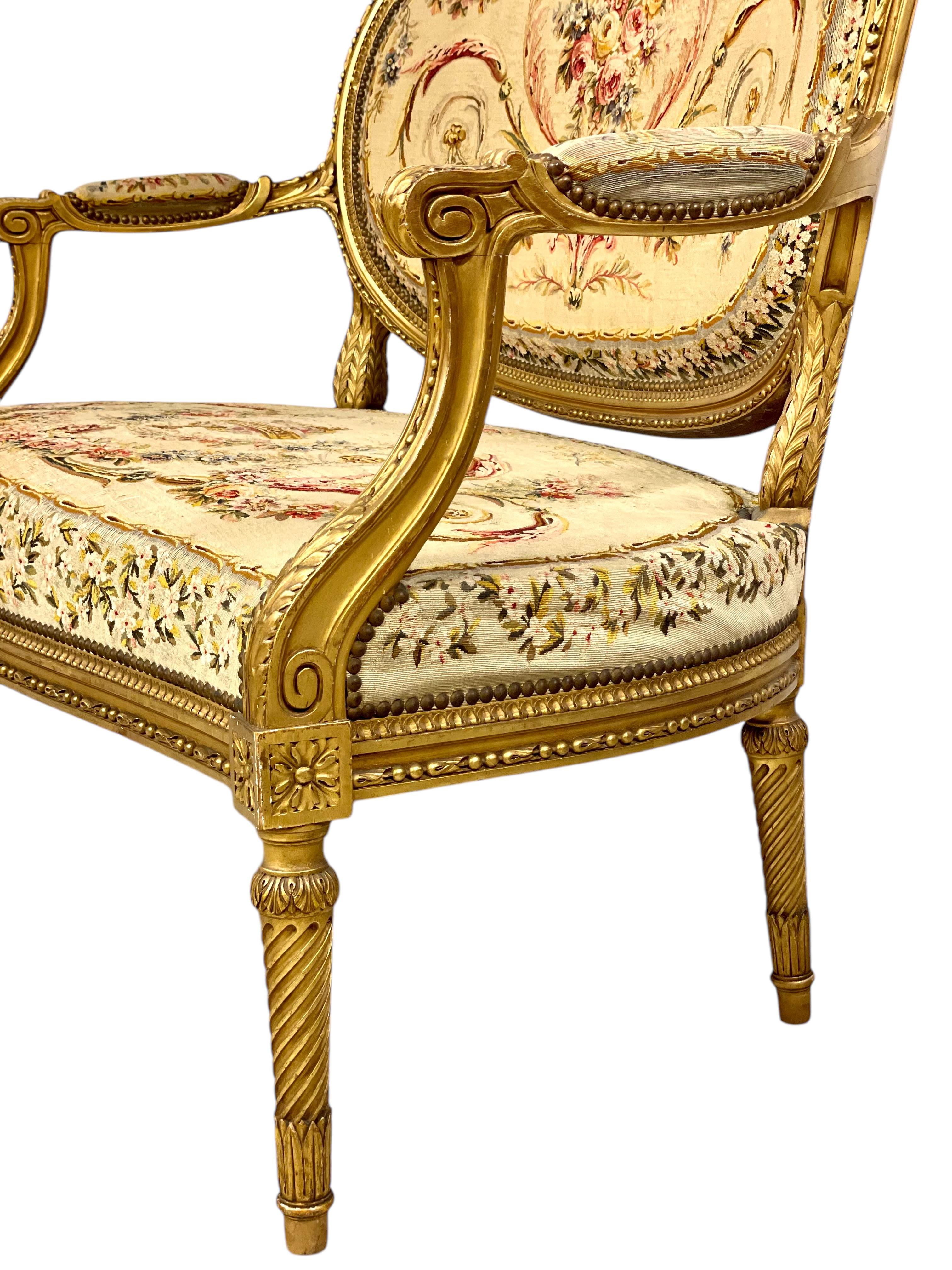 Sofá ornamentado de madera dorada estilo Luis XVI del siglo XIX en venta 9