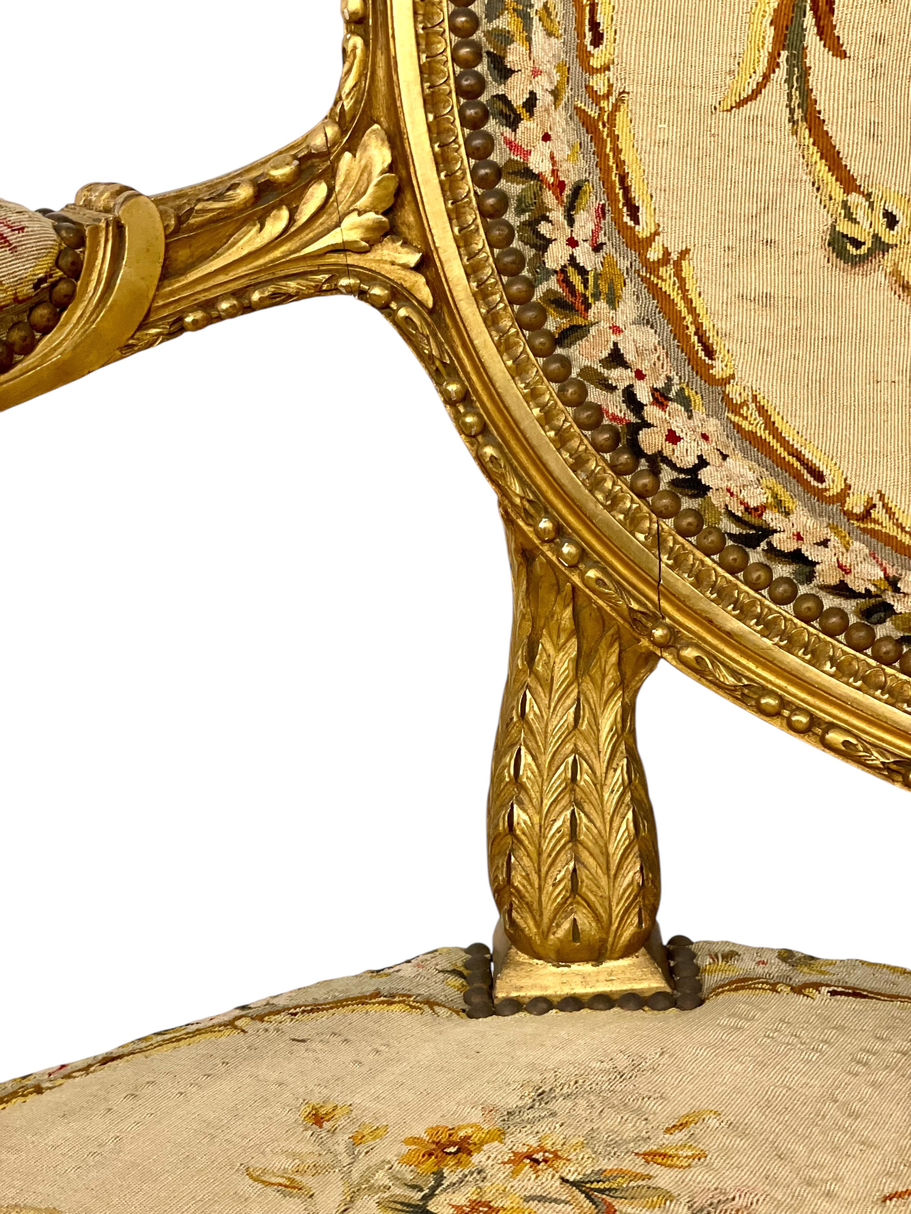 Sofá ornamentado de madera dorada estilo Luis XVI del siglo XIX en venta 10