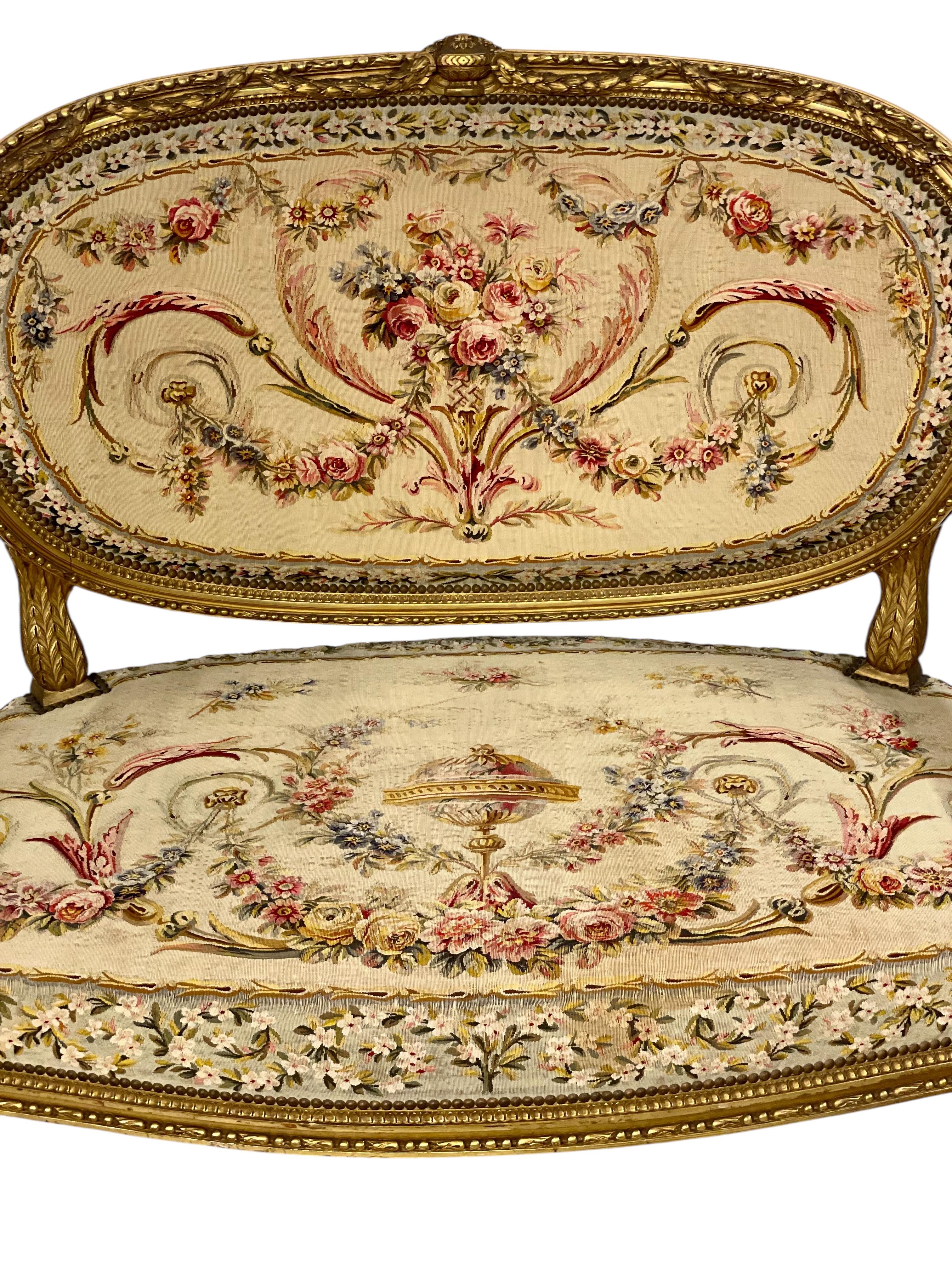 Sofá ornamentado de madera dorada estilo Luis XVI del siglo XIX en venta 11