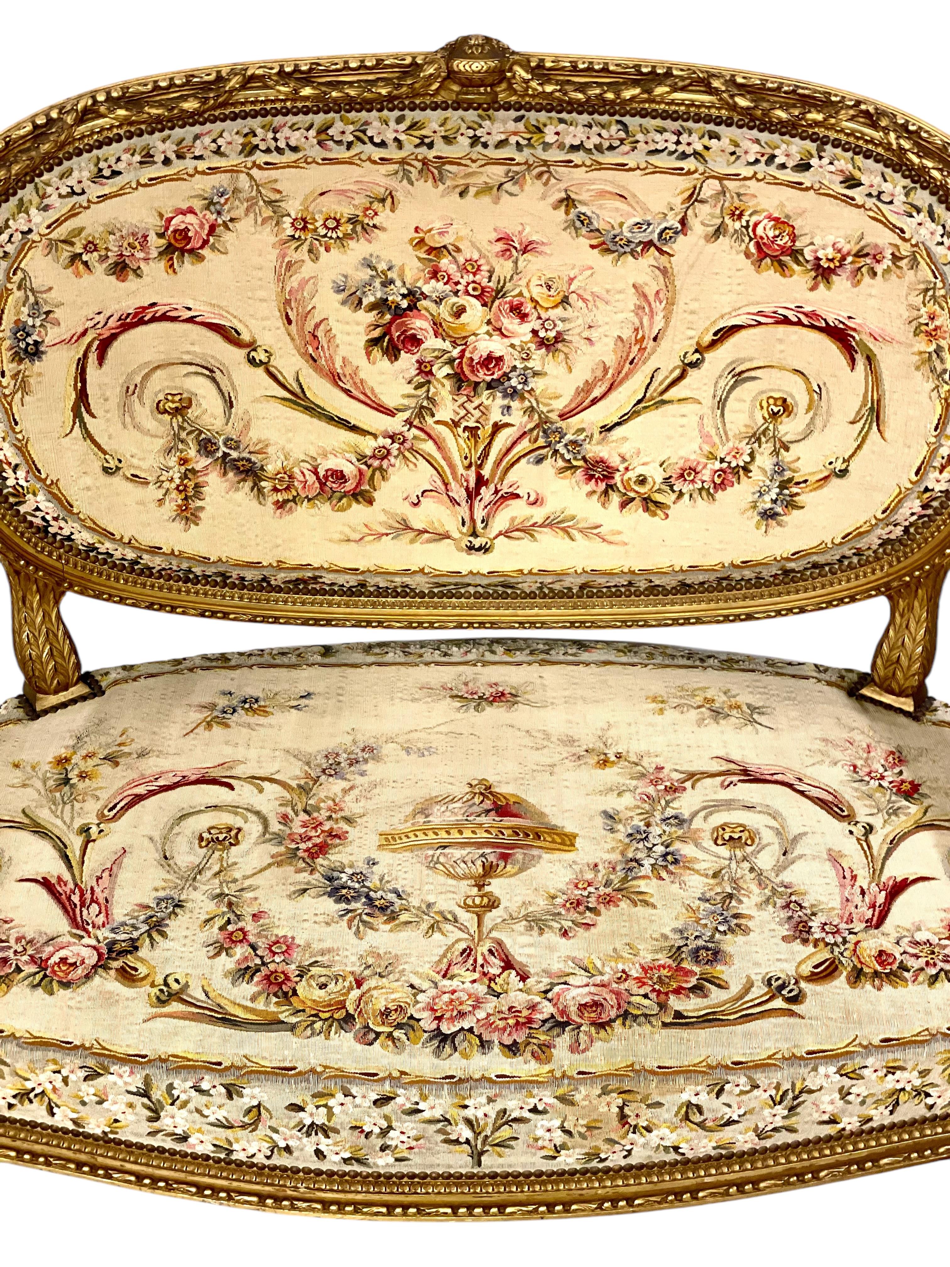 -Un exquisito sofá de dos plazas (tenemos cuatro sillones a juego). Elegantemente tallado y tapizado, este fino sofá exhibe motivos ricamente tallados por todas partes, así como una tapicería de tapicería atractivamente desgastada y ornamentada con