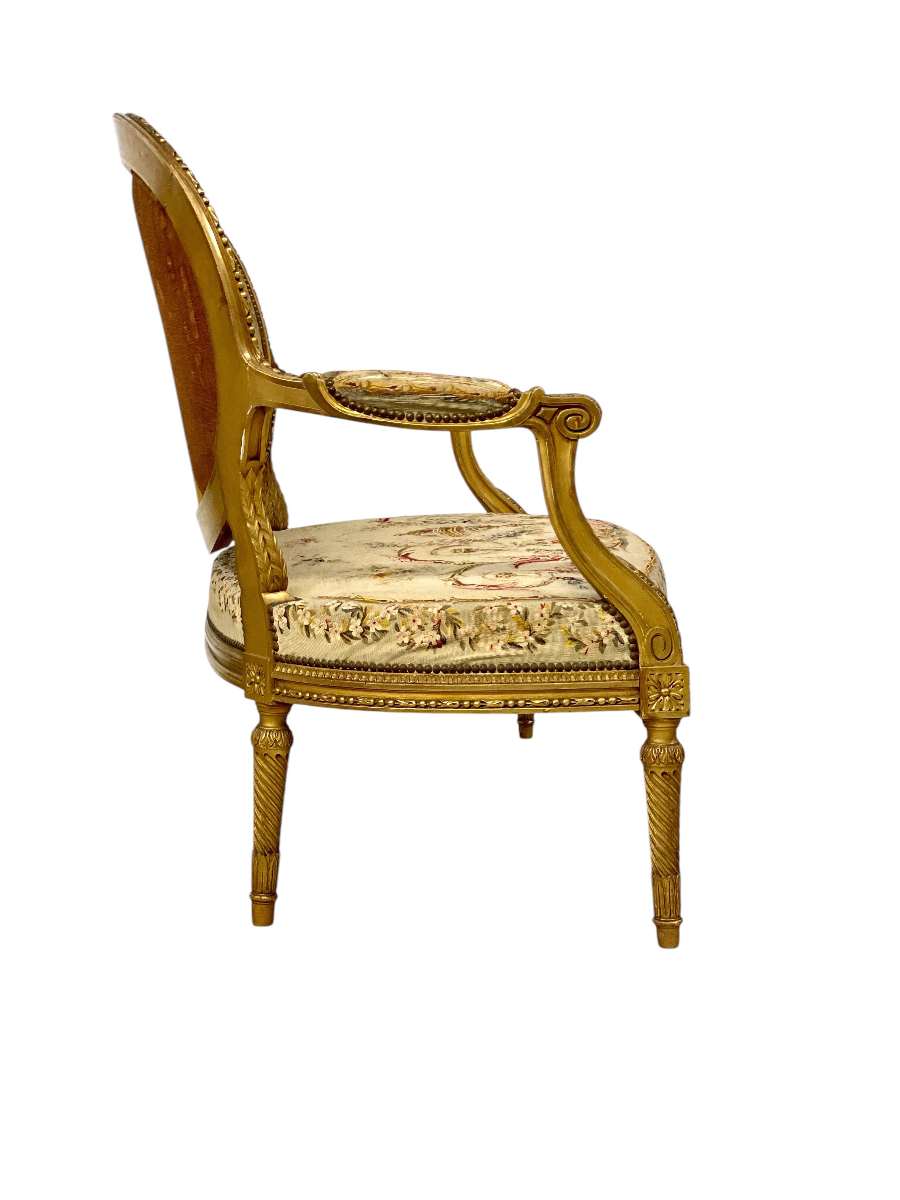 Sofá ornamentado de madera dorada estilo Luis XVI del siglo XIX Francés en venta