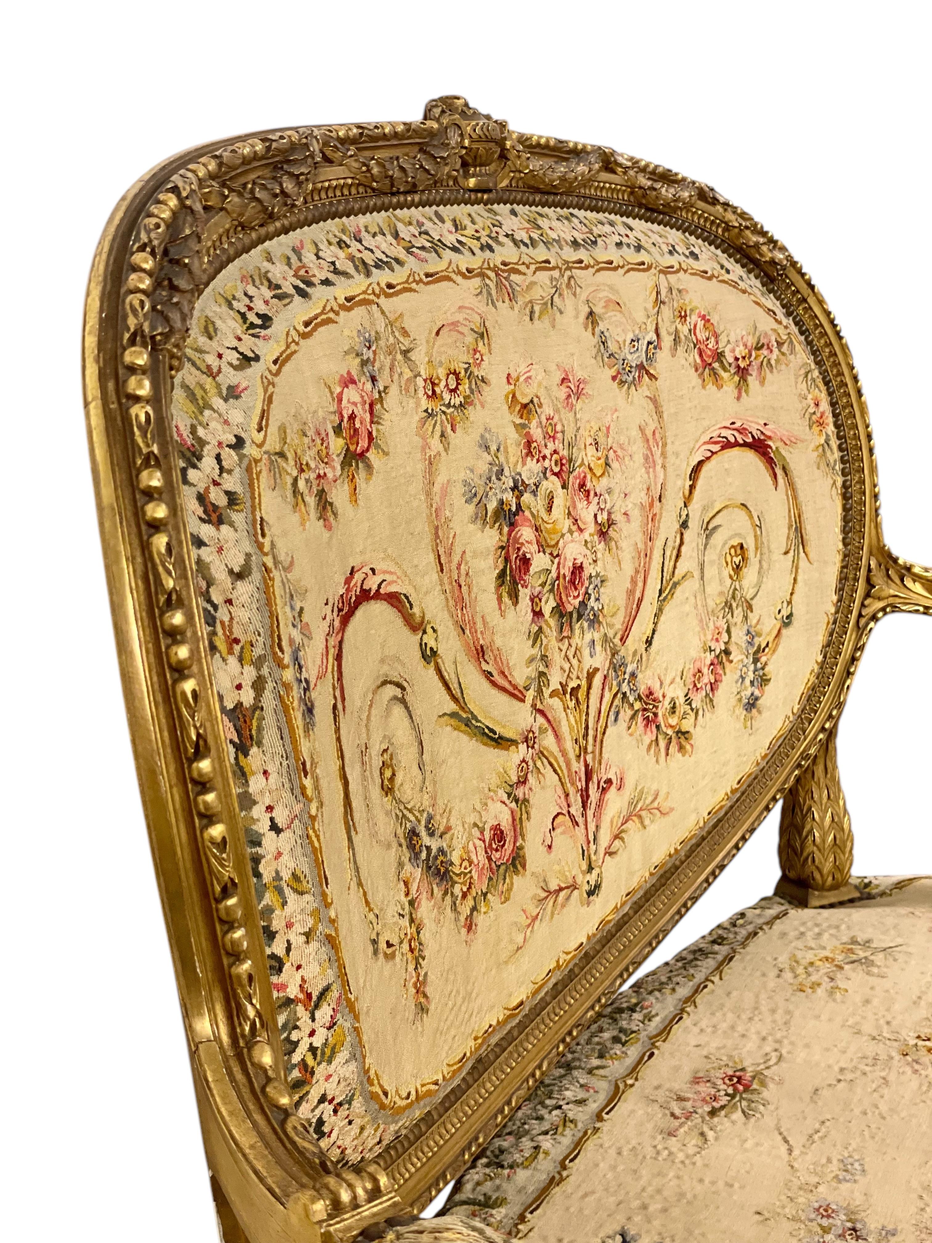 Sofá ornamentado de madera dorada estilo Luis XVI del siglo XIX Tallado a mano en venta