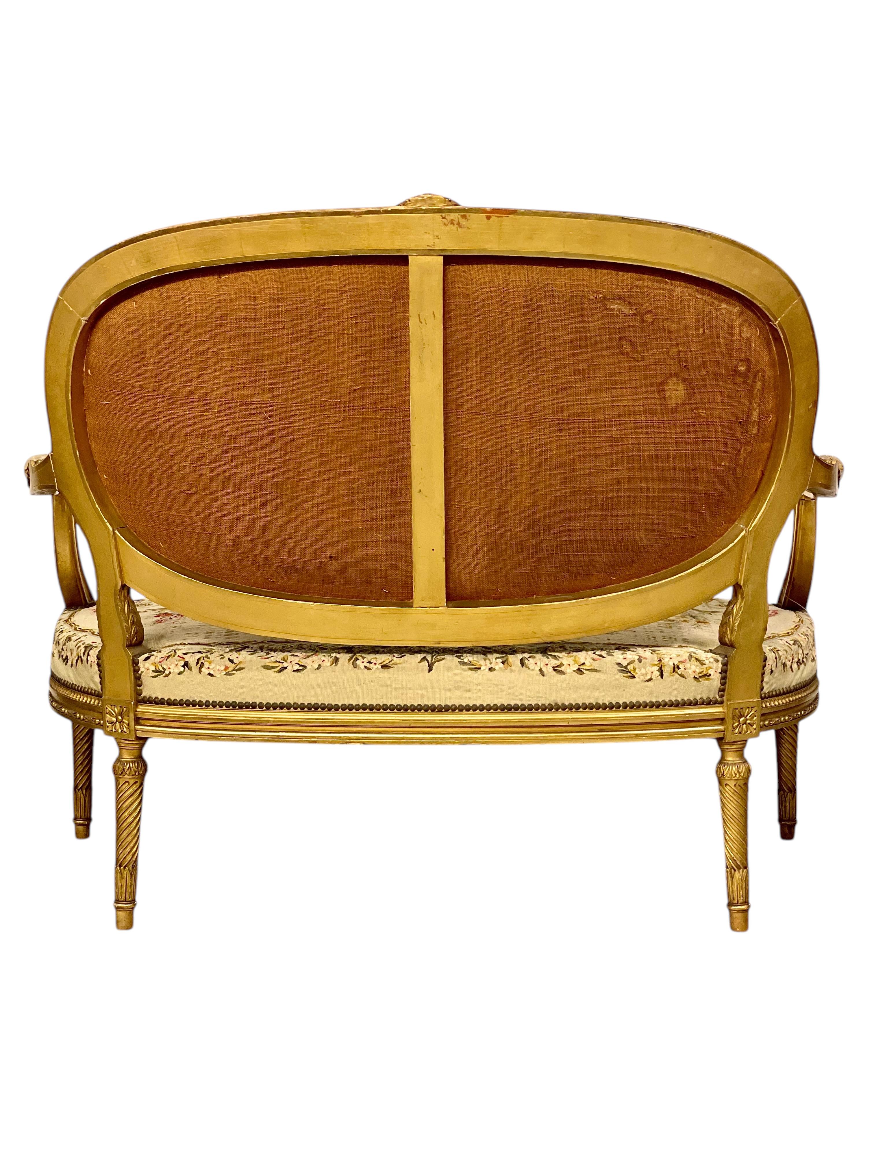 Sofá ornamentado de madera dorada estilo Luis XVI del siglo XIX en venta 1