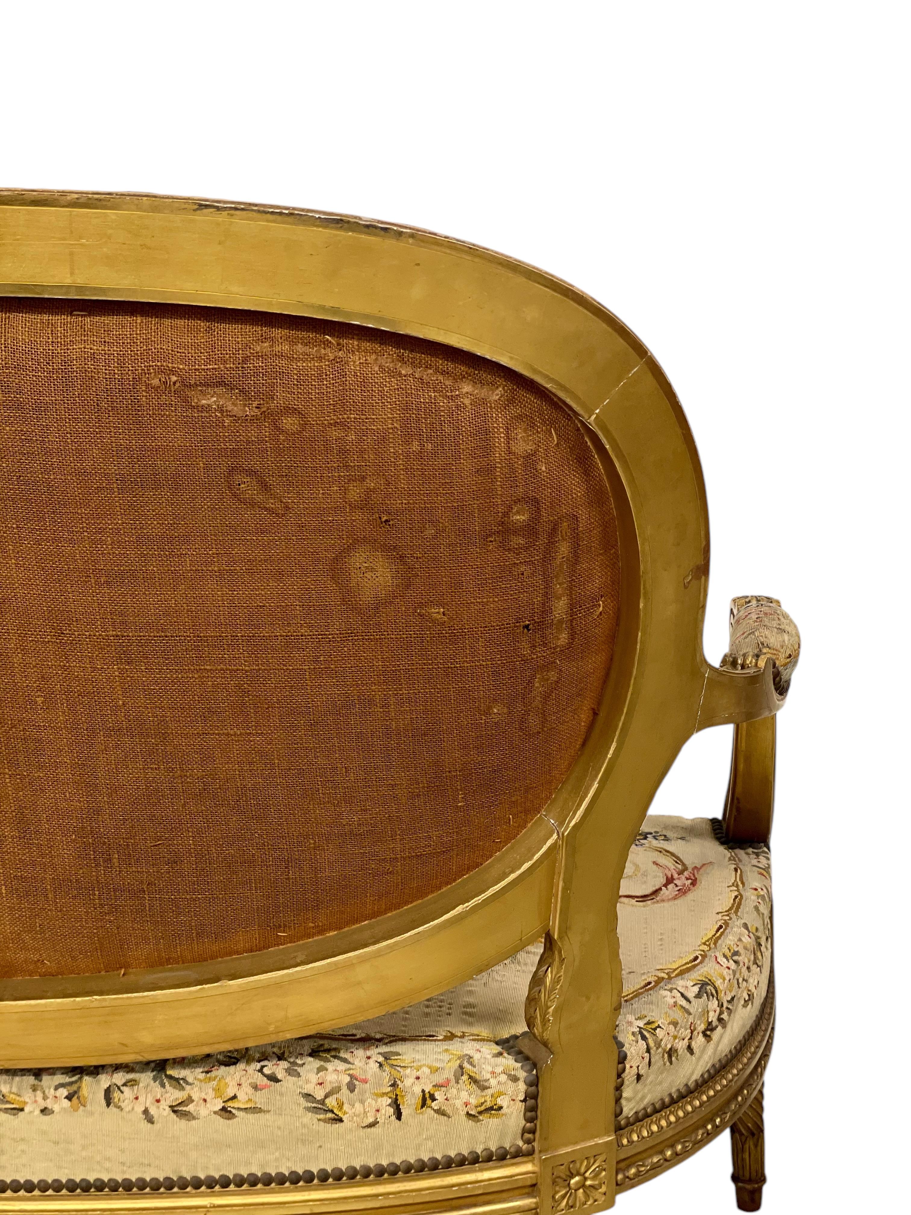 Sofá ornamentado de madera dorada estilo Luis XVI del siglo XIX en venta 2