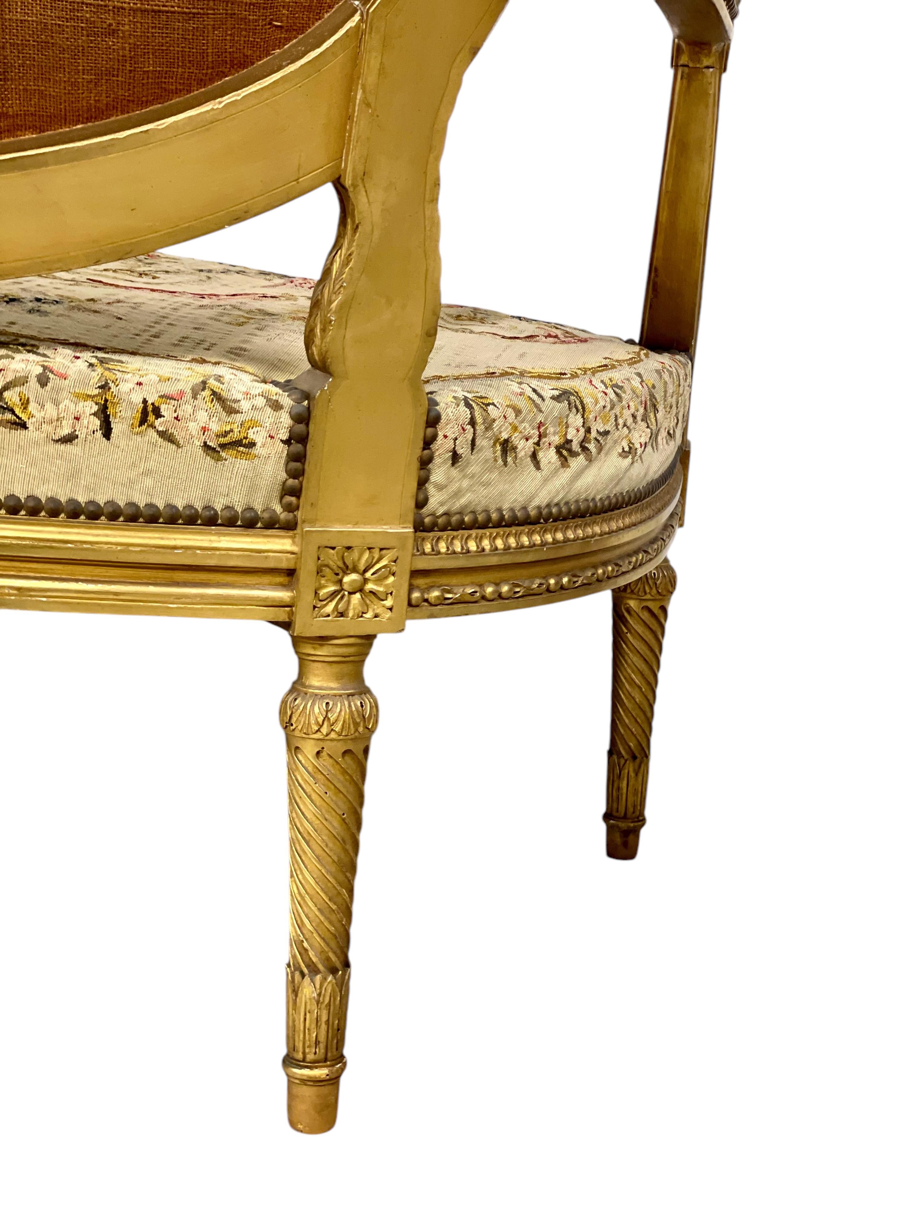 Sofá ornamentado de madera dorada estilo Luis XVI del siglo XIX en venta 3