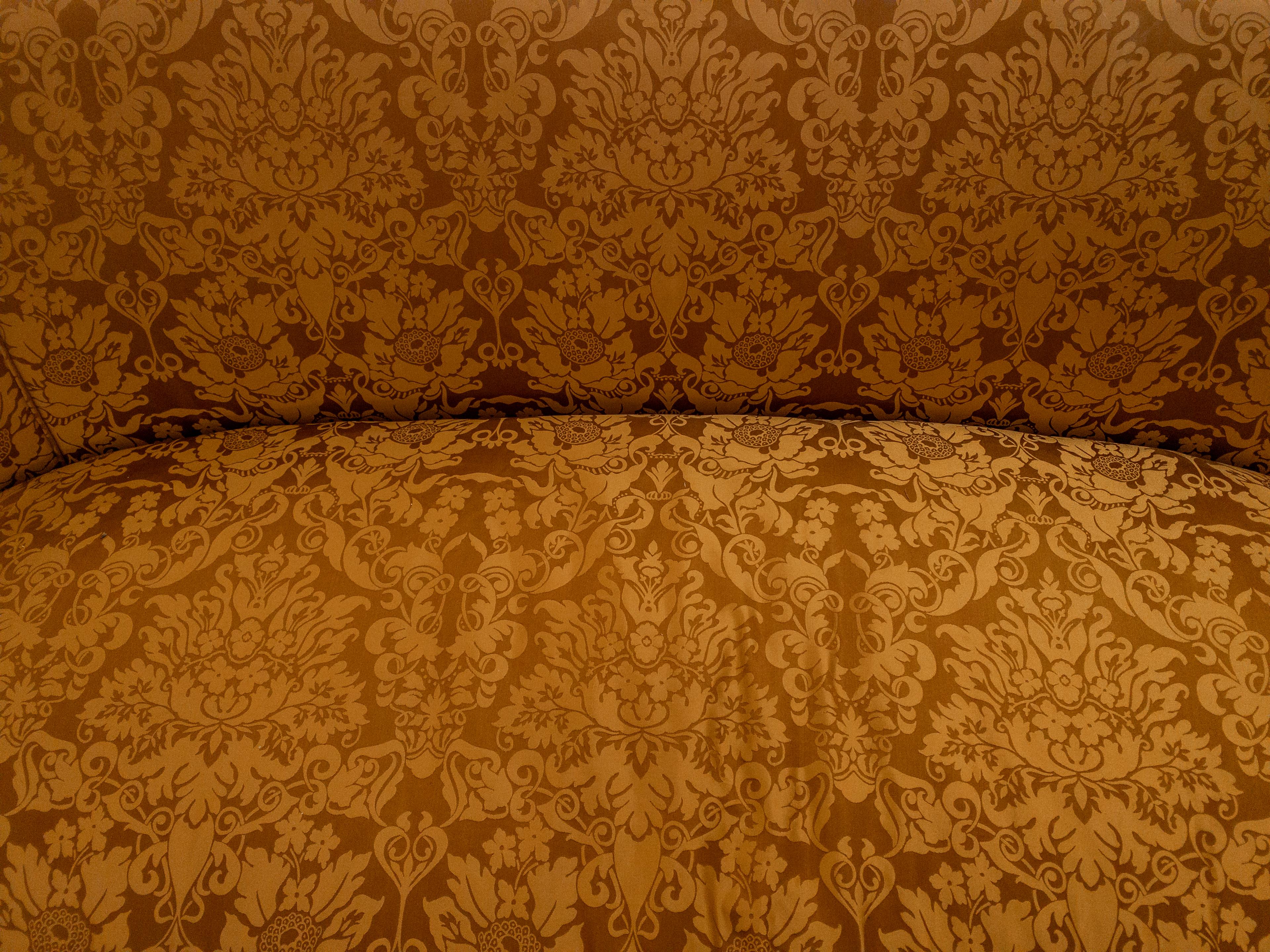 Français Canapé peint du 19ème siècle de style Louis XVI, nouvellement Upholstering en vente
