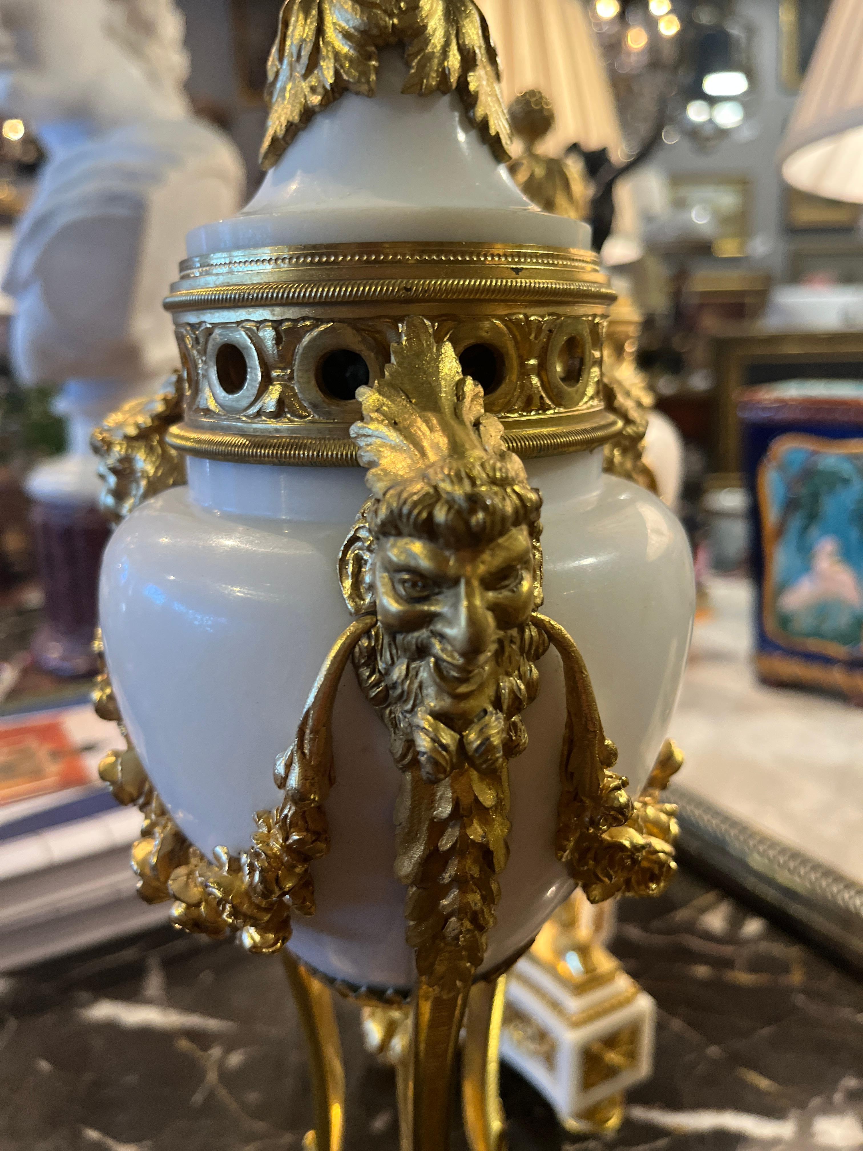 Quemadores de perfume estilo Luis XVI del siglo XIX Ormolú en venta