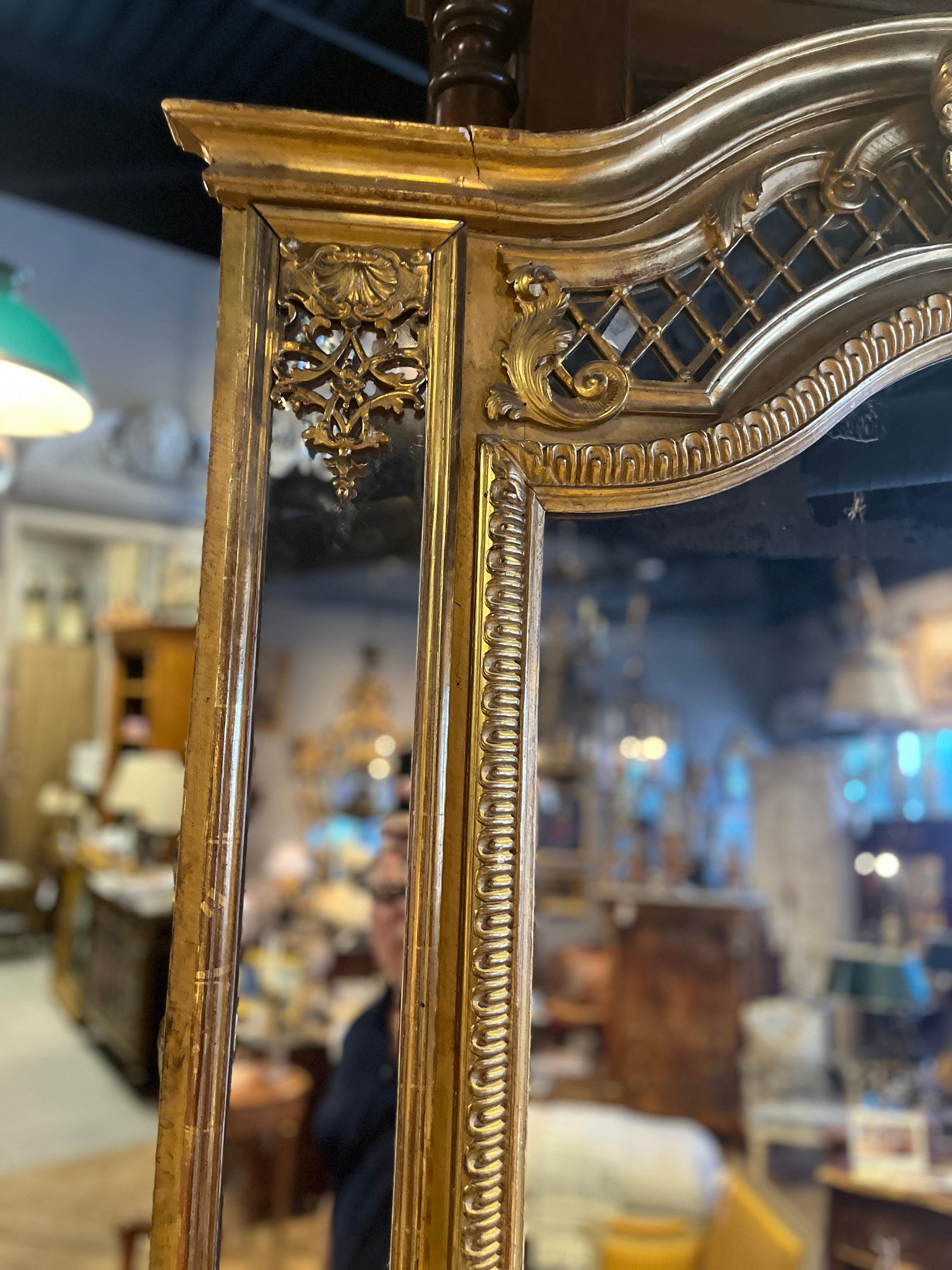 Miroir Trumeaux de style Louis XVI du 19ème siècle avec dorure d'origine
Belle pièce achetée en France. Usure appropriée à l'âge, voir les photos détaillées ou nous envoyer un message avec des questions. 