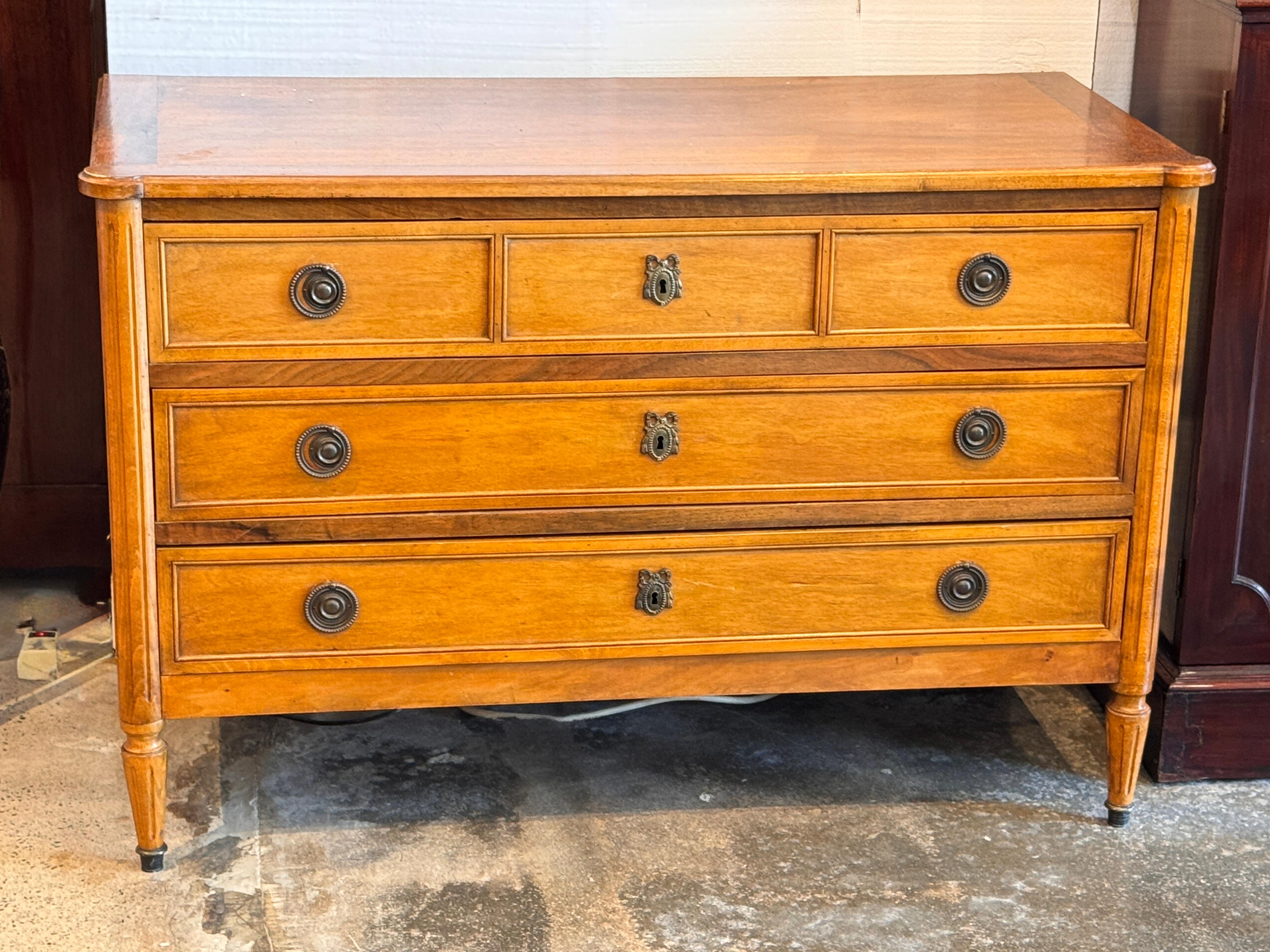 Francese Commode in legno di noce in stile Luigi XVI del XIX secolo in vendita