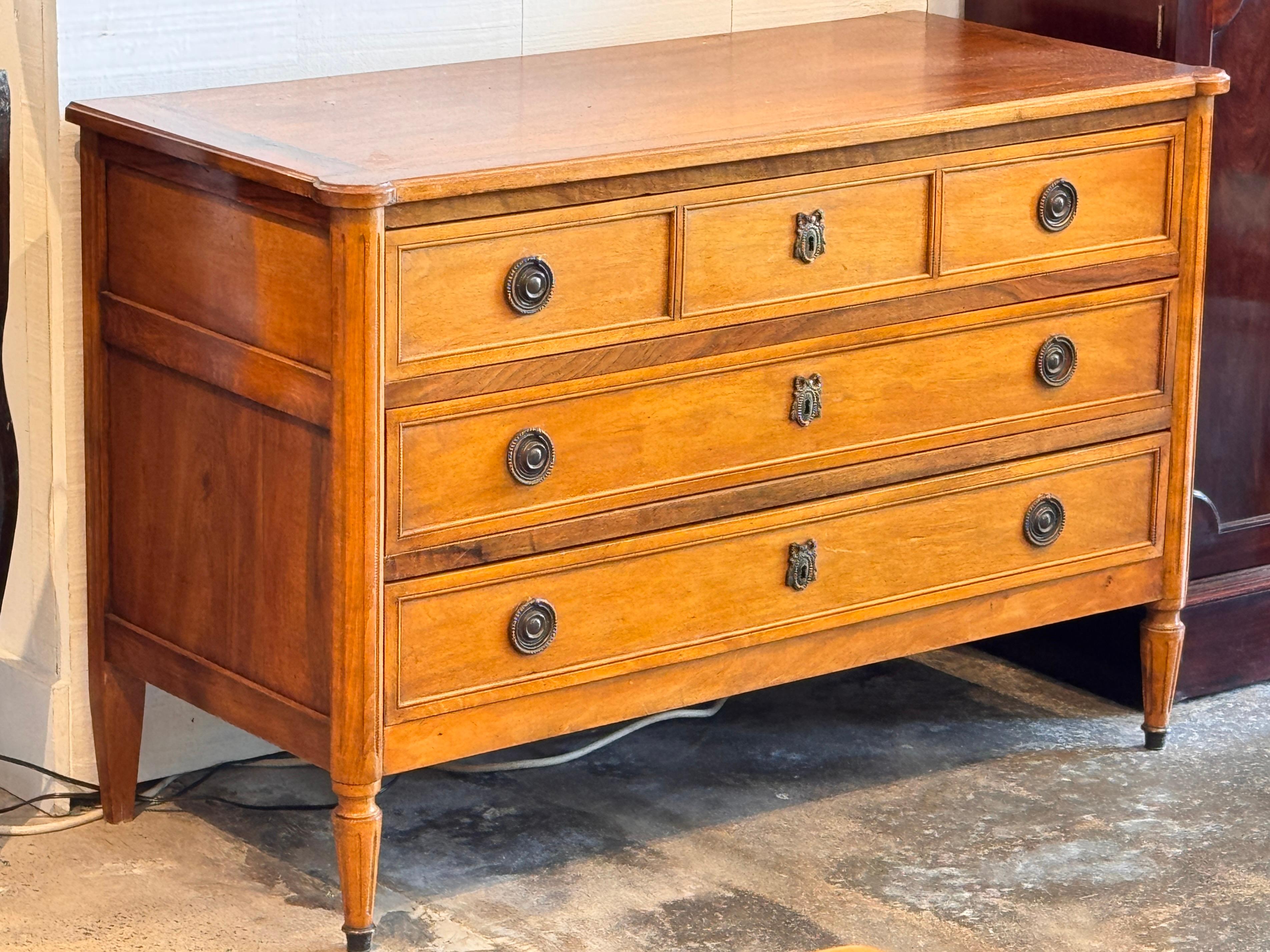 Commode in legno di noce in stile Luigi XVI del XIX secolo In condizioni buone in vendita a Charlottesville, VA