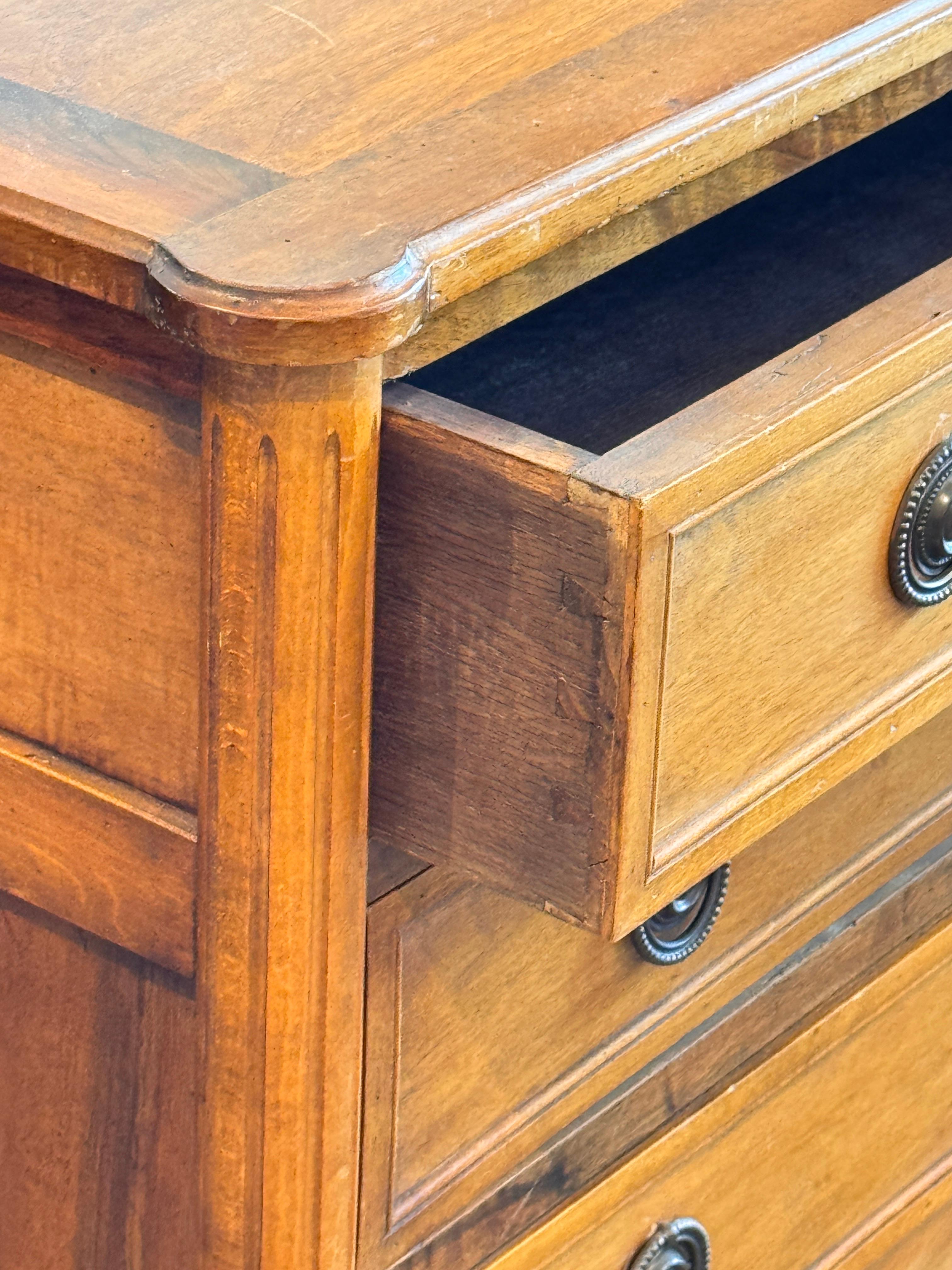 Commode in legno di noce in stile Luigi XVI del XIX secolo in vendita 1