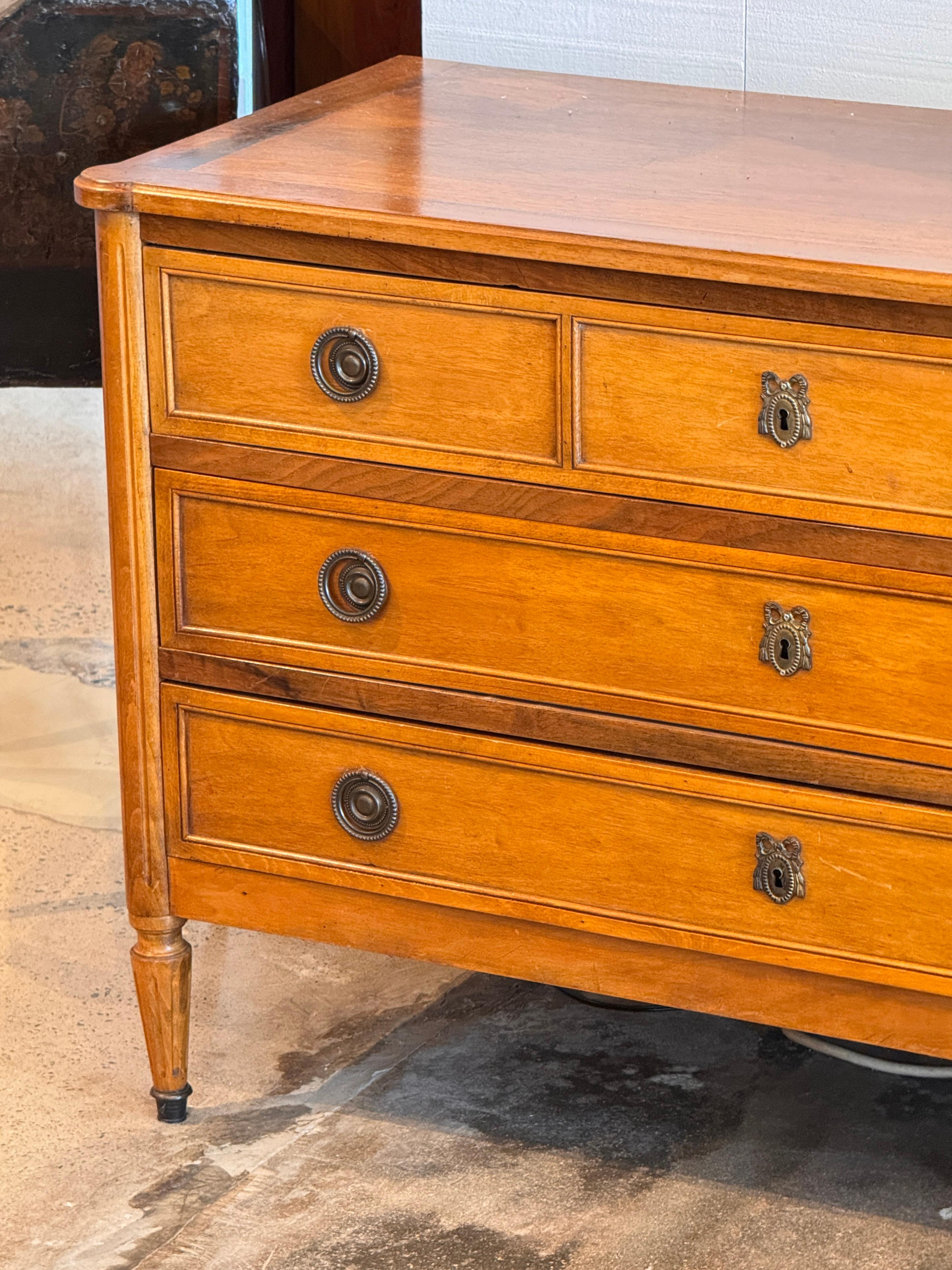 Commode in legno di noce in stile Luigi XVI del XIX secolo in vendita 2