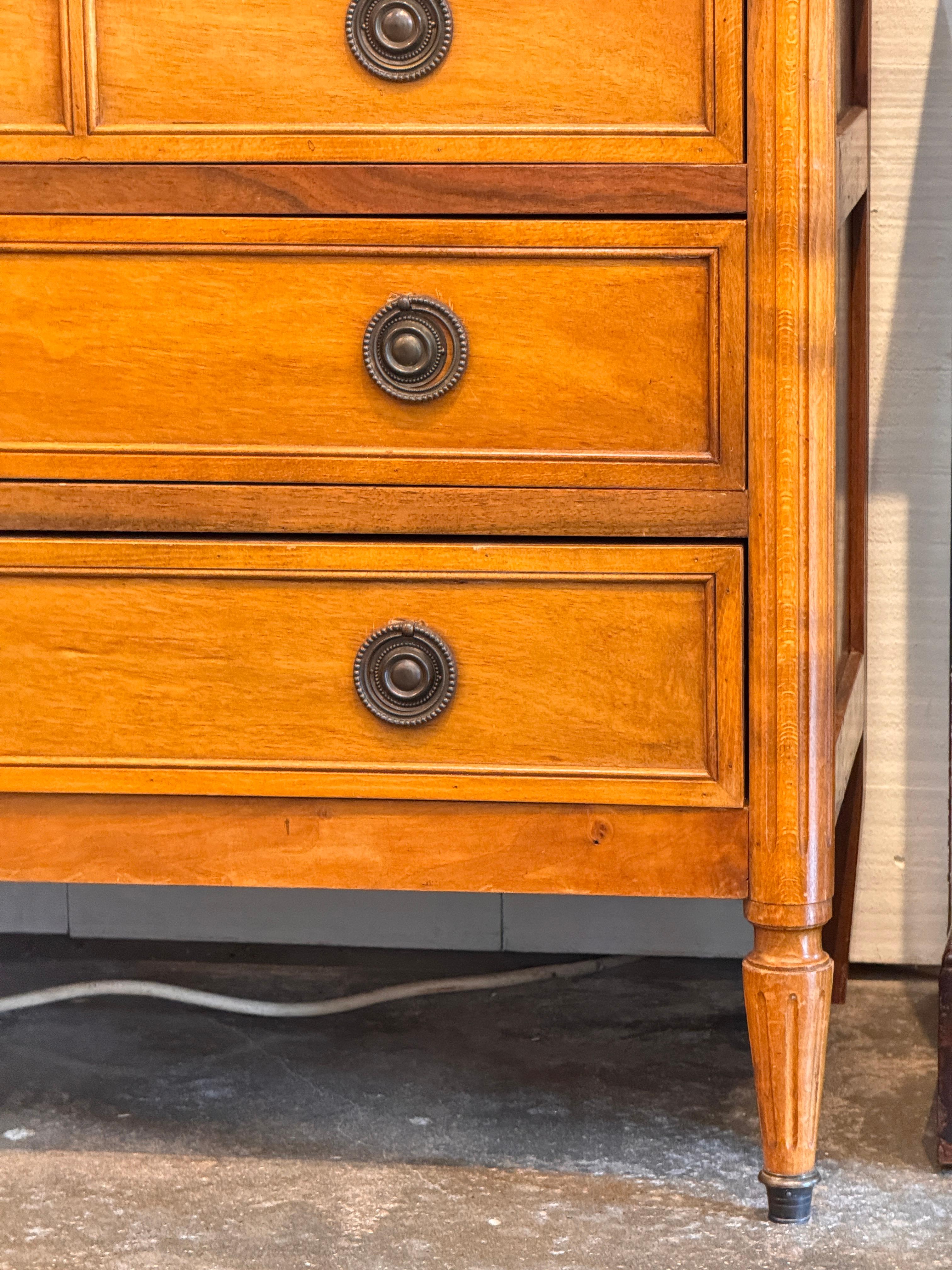 Commode in legno di noce in stile Luigi XVI del XIX secolo in vendita 3