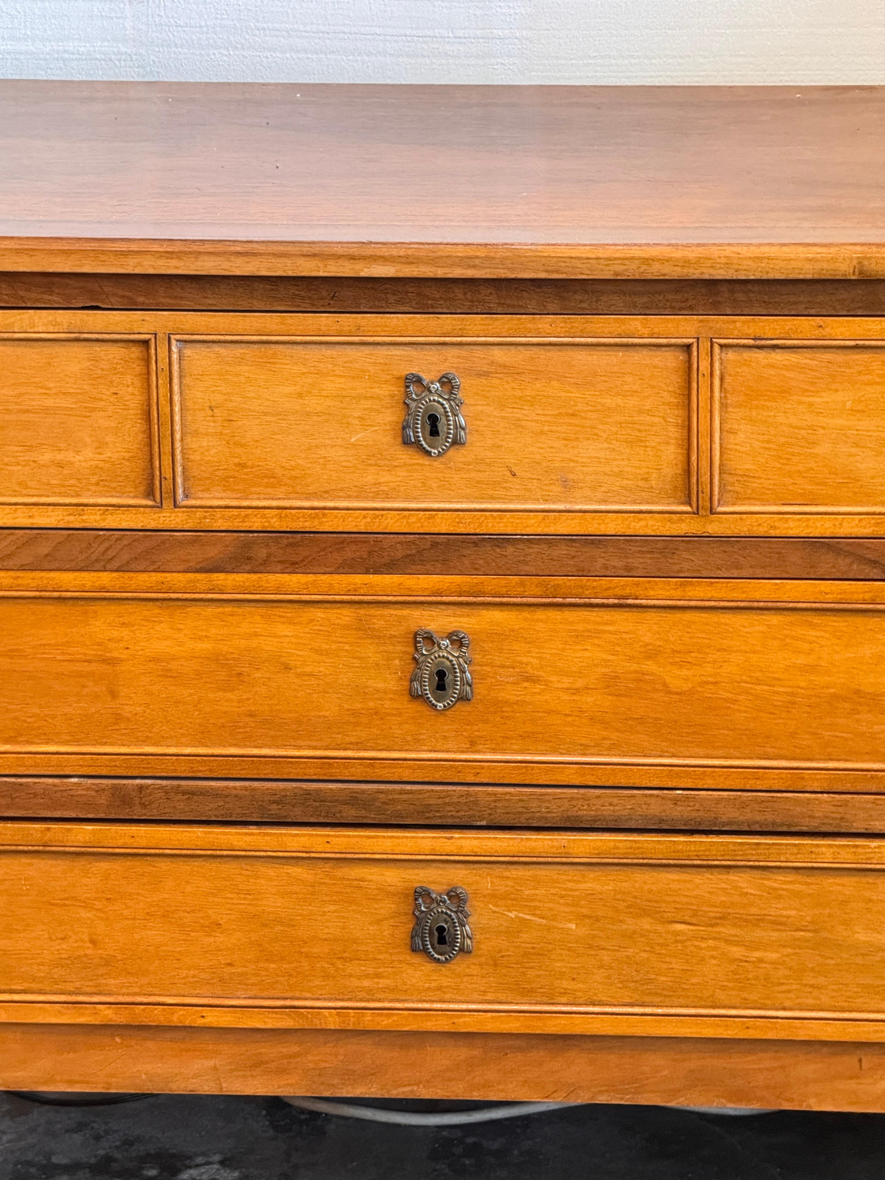 Commode in legno di noce in stile Luigi XVI del XIX secolo in vendita 4