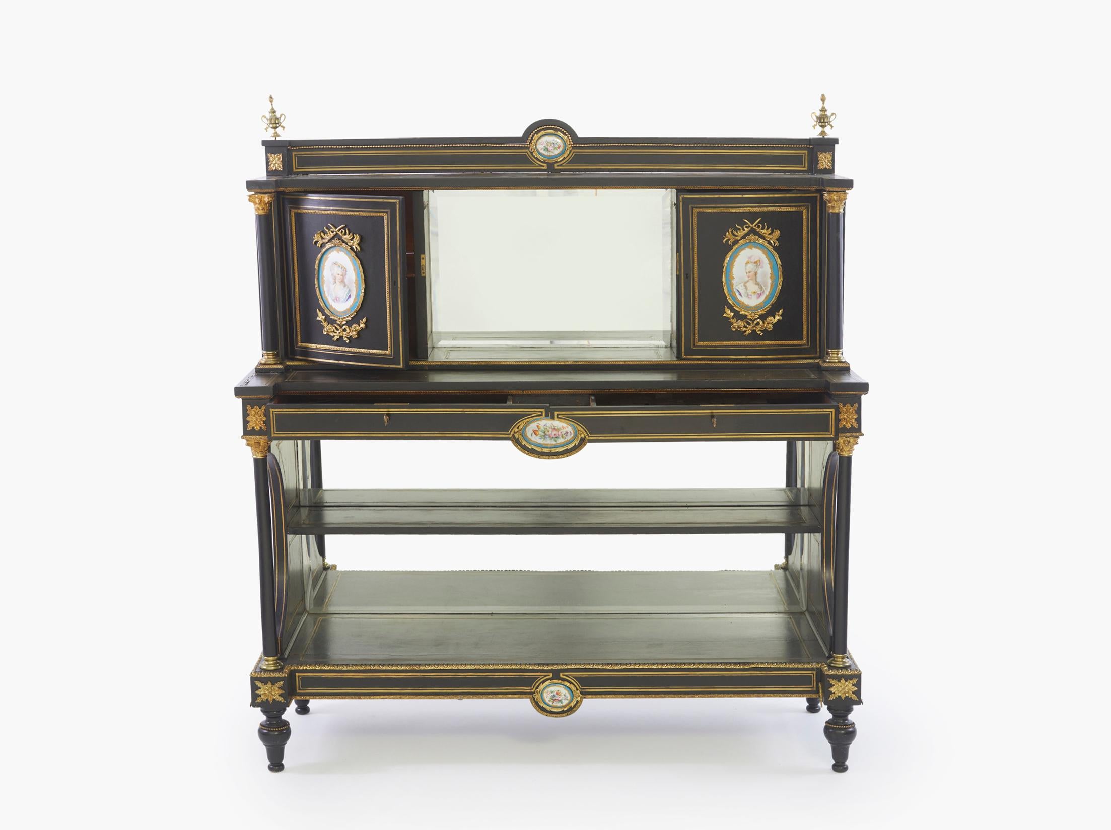 Buffet de style Louis XVI du milieu du XIXe siècle en bois peint en noir et doré sculpté de forme rectangulaire allongée, avec un dos central en miroir flanqué de deux plaques de portraits en porcelaine dans un cartouche d'acanthe doré avec des