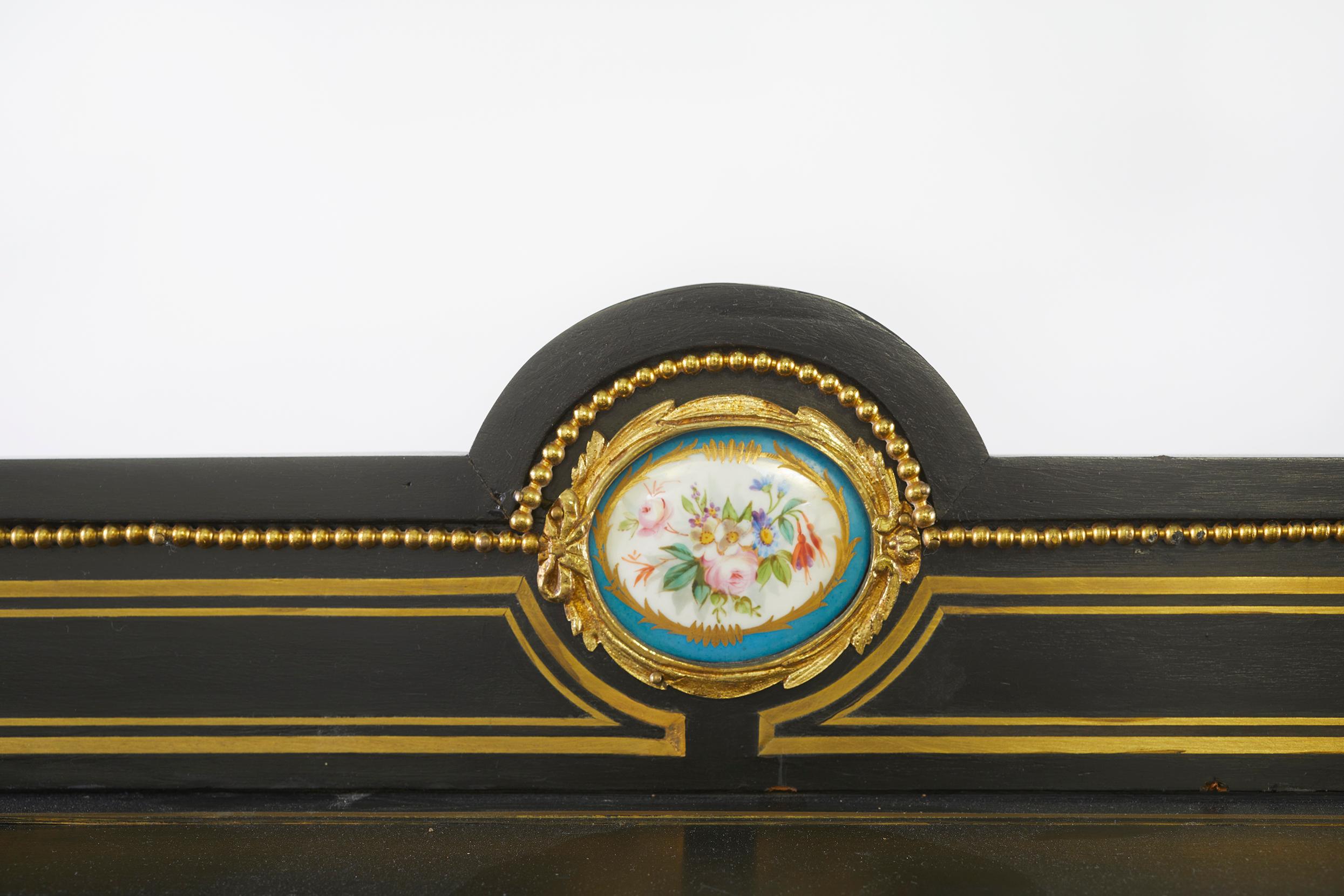 Holzgeschnitztes Sideboard im Louis-XVI-Stil des 19. Jahrhunderts (Französisch) im Angebot