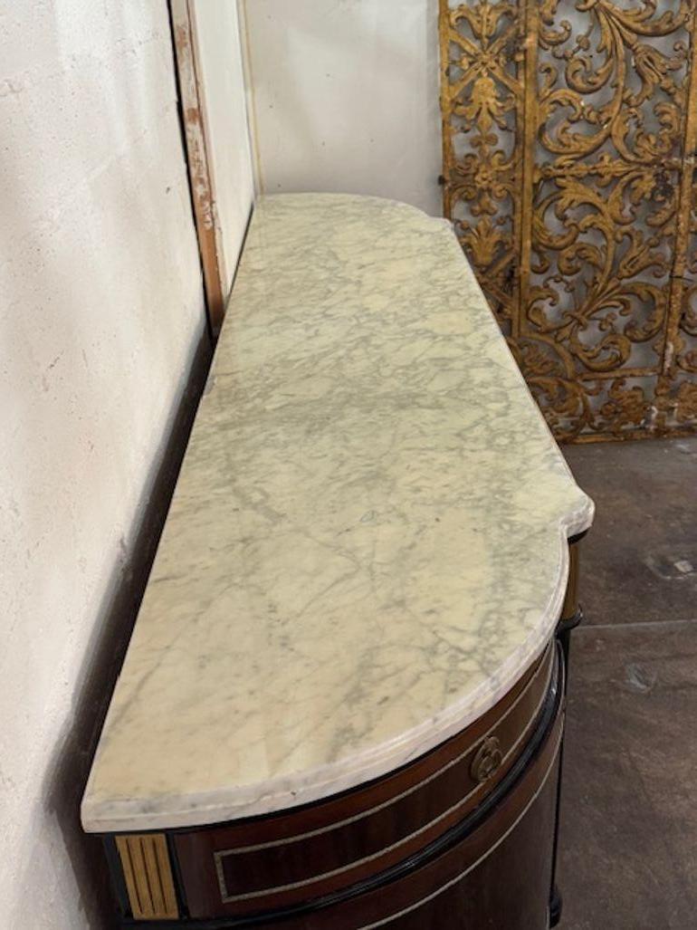 19th Century Louis XVI Walnut Sideboard with Marble Top Bon état - En vente à Dallas, TX