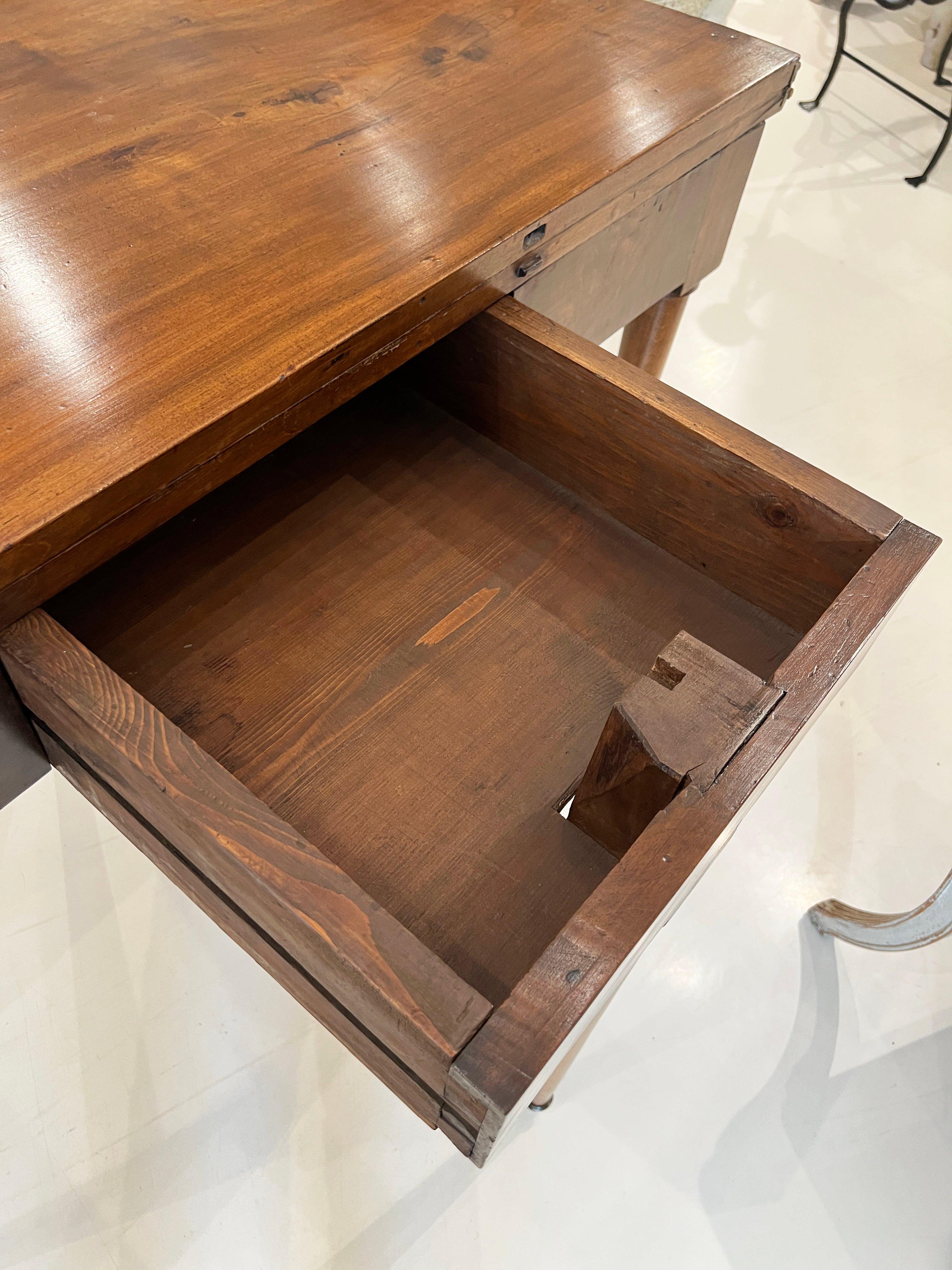 Table en noyer Louis XVI du 19ème siècle avec détails en laiton en vente 4