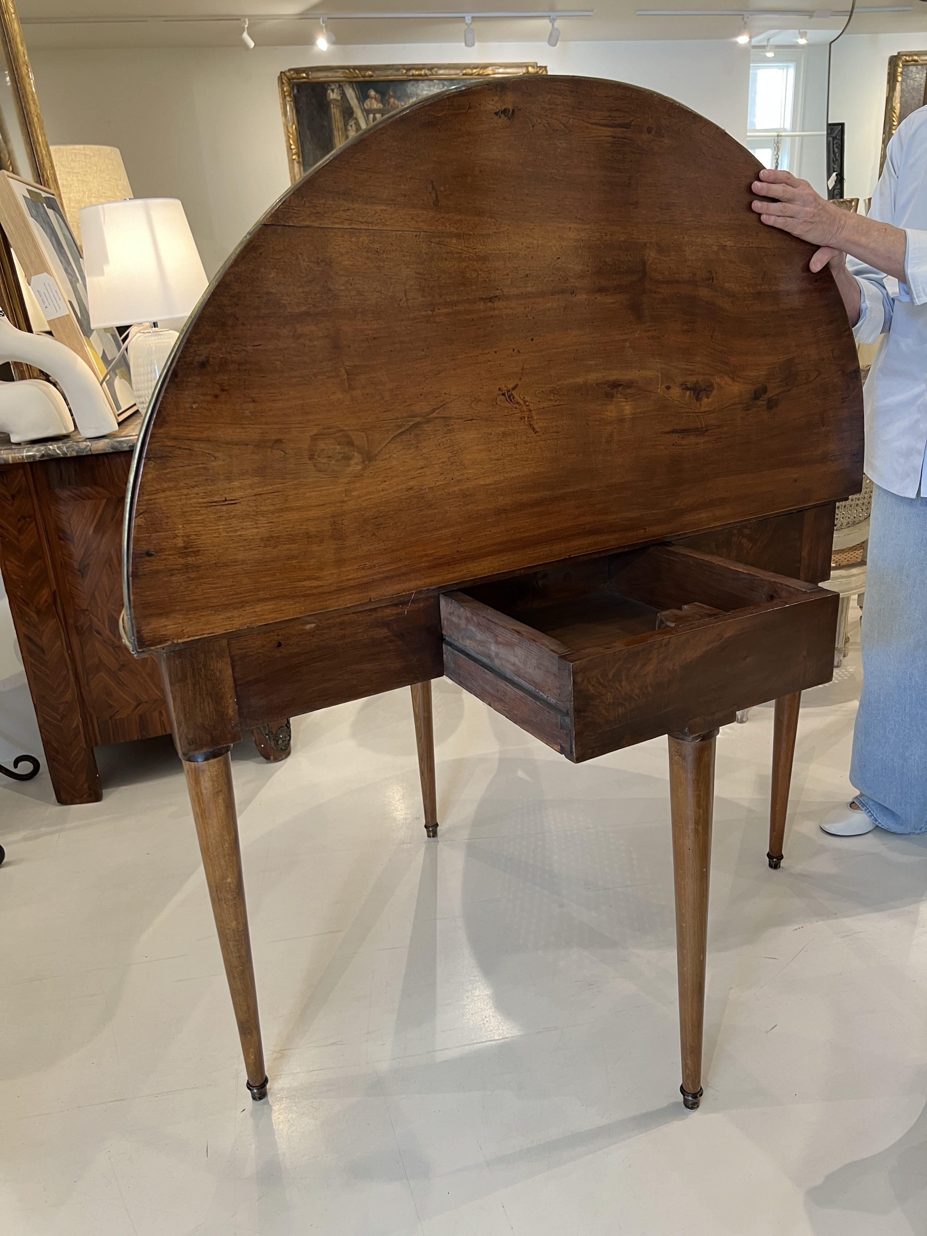 Table en noyer Louis XVI du 19ème siècle avec détails en laiton en vente 5