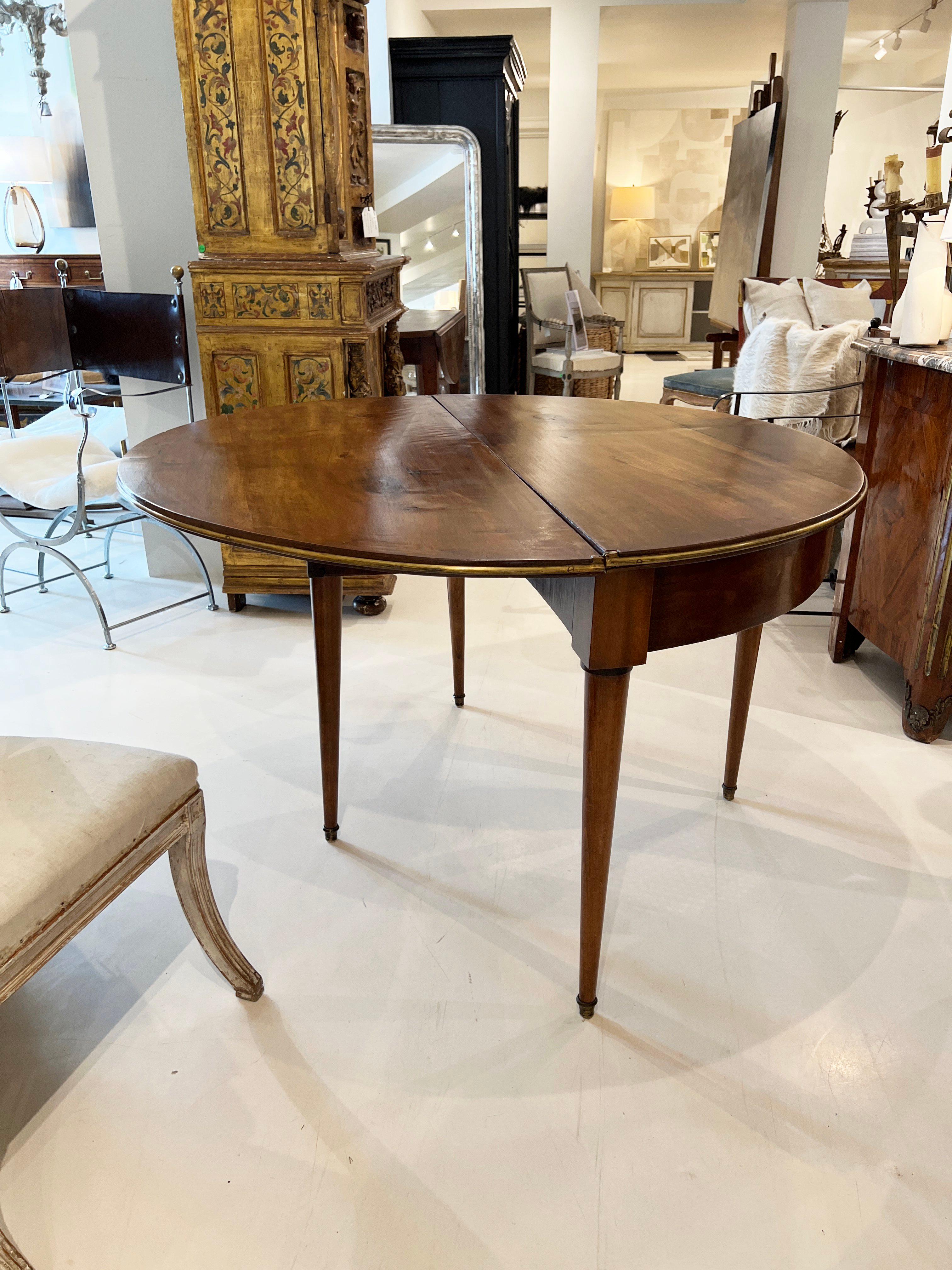 Français Table en noyer Louis XVI du 19ème siècle avec détails en laiton en vente