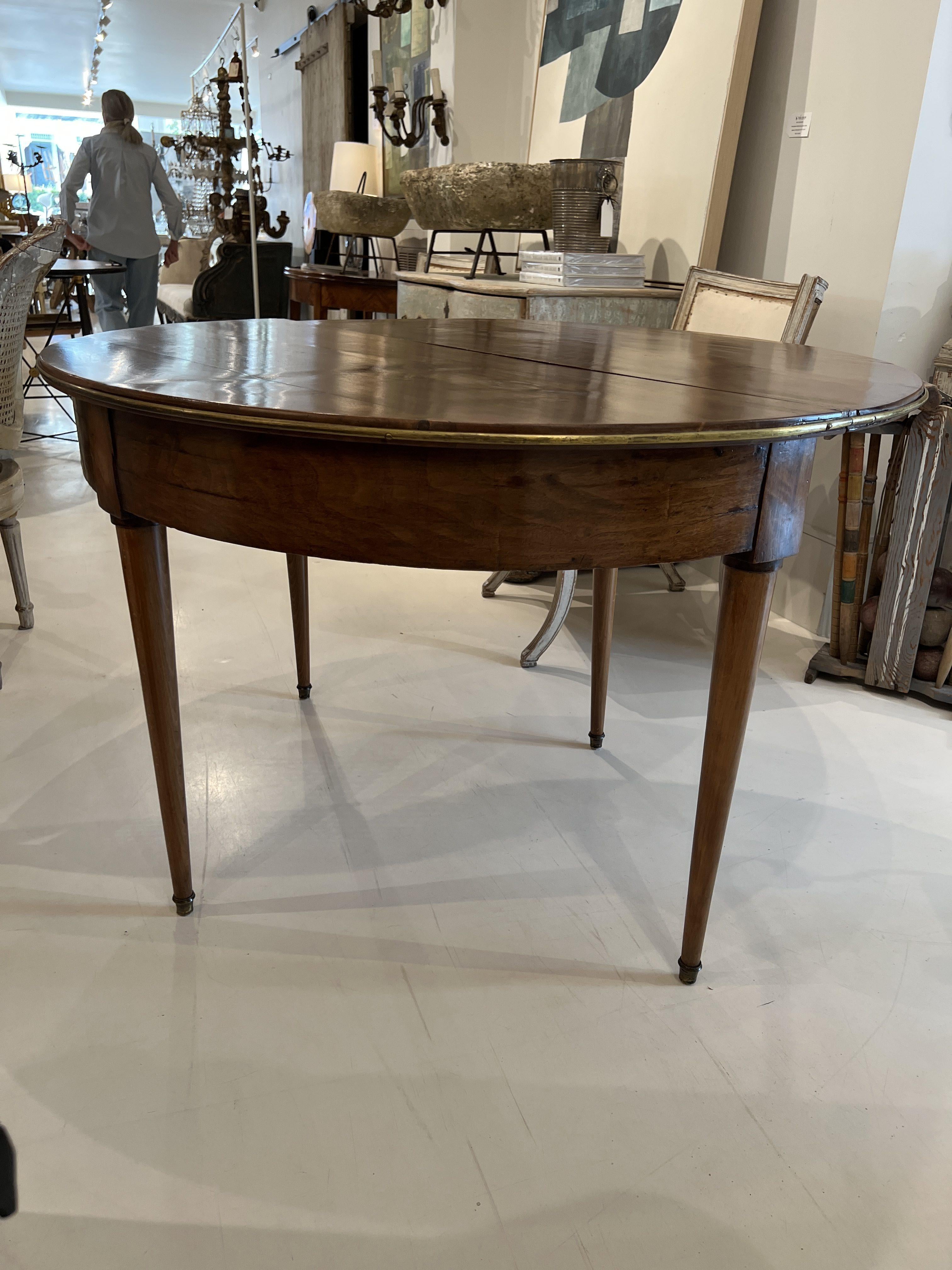 Table en noyer Louis XVI du 19ème siècle avec détails en laiton État moyen - En vente à New Orleans, LA