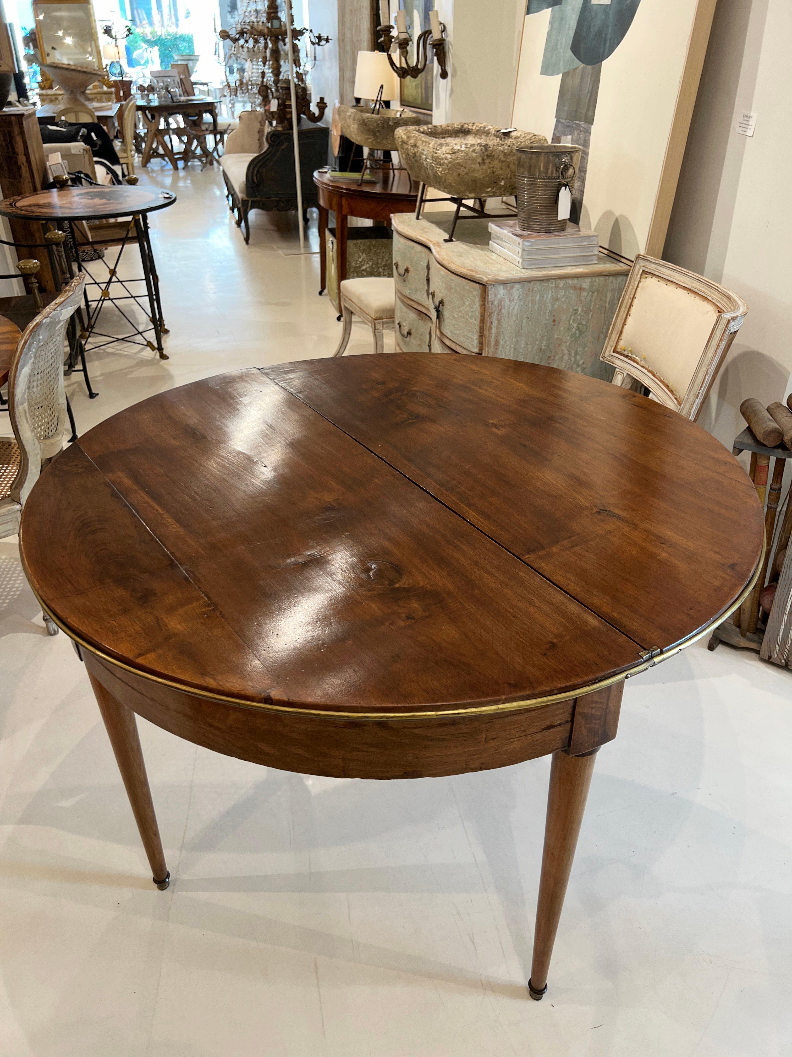 XIXe siècle Table en noyer Louis XVI du 19ème siècle avec détails en laiton en vente