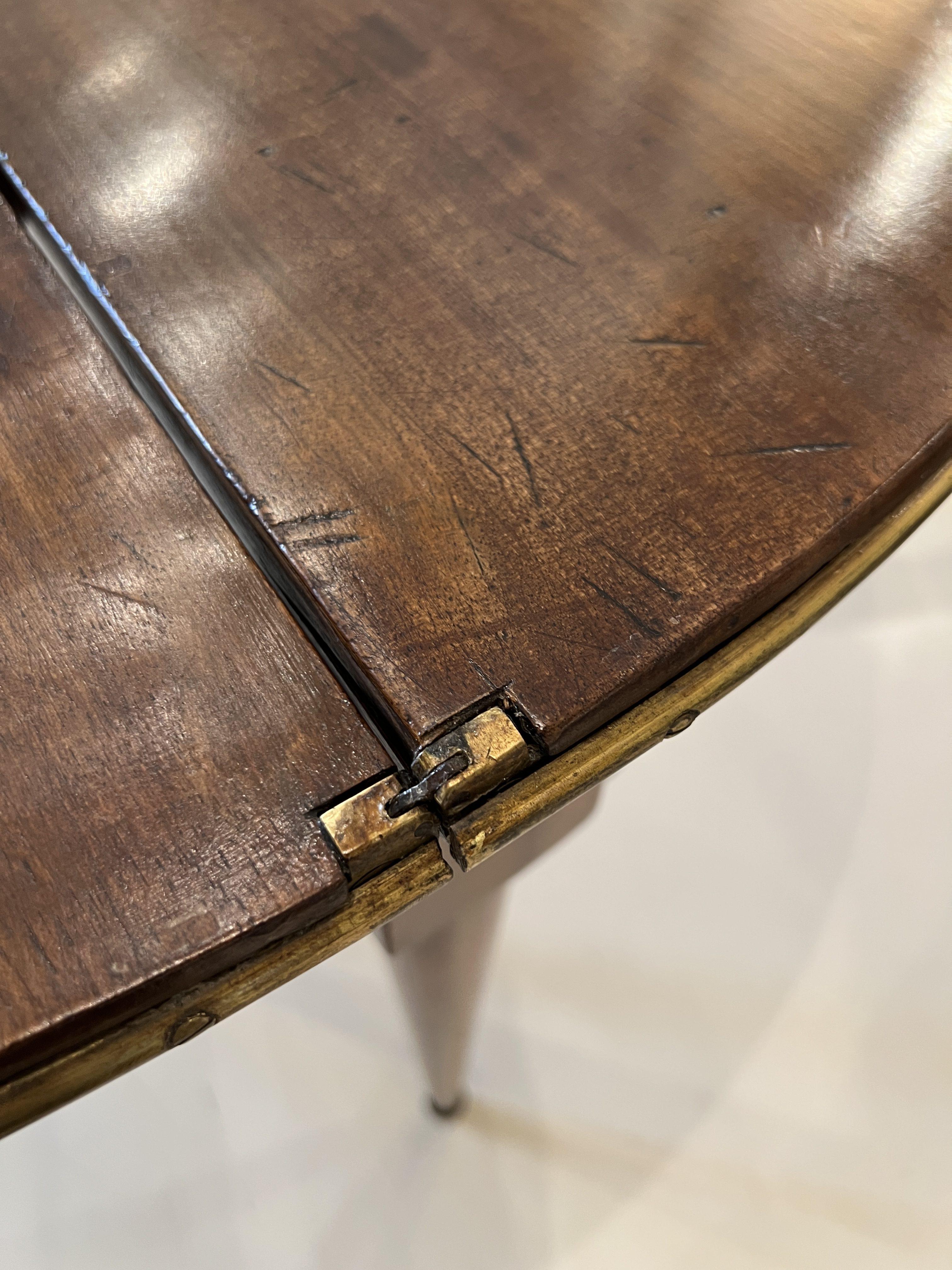 Noyer Table en noyer Louis XVI du 19ème siècle avec détails en laiton en vente