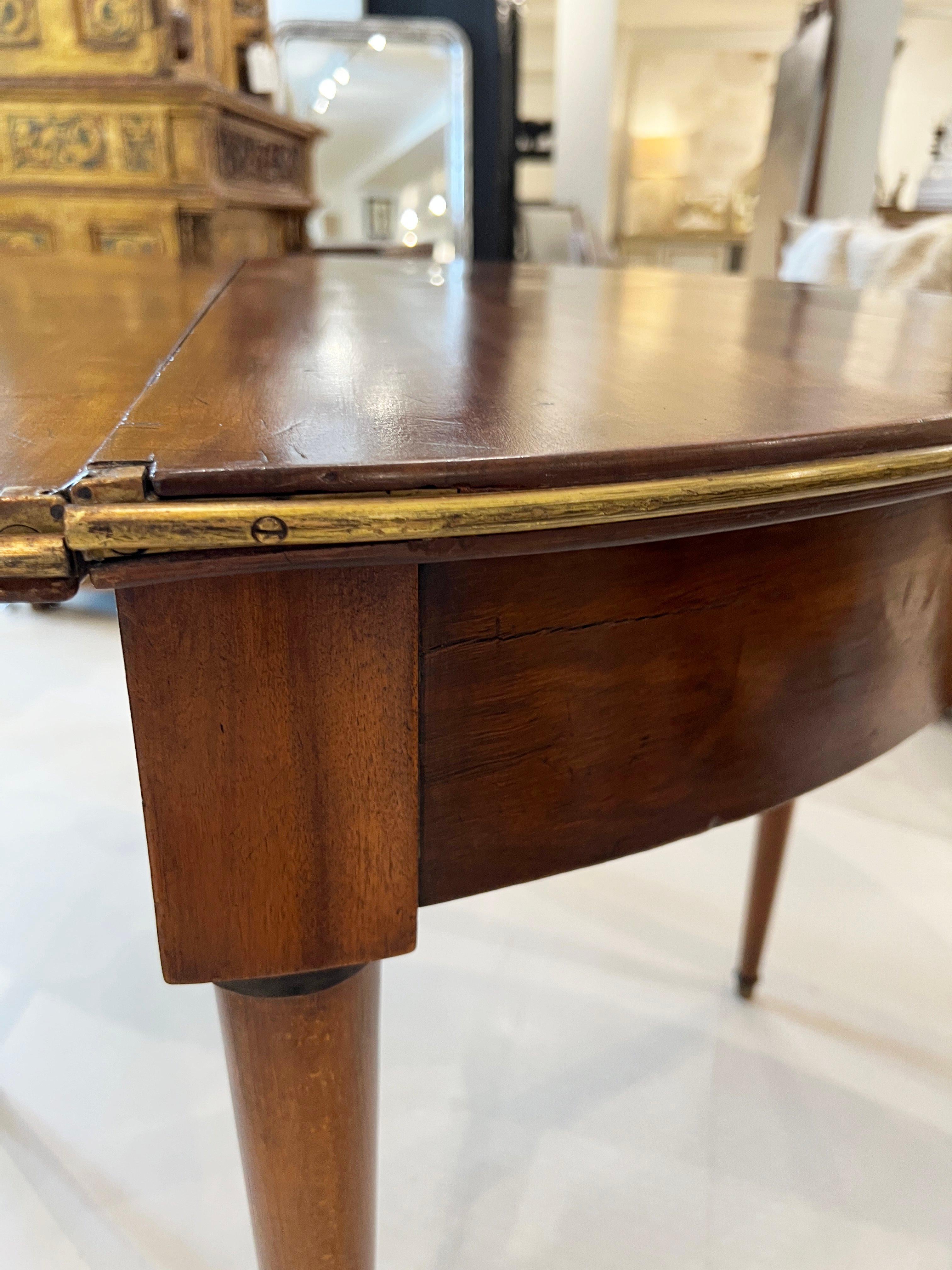Table en noyer Louis XVI du 19ème siècle avec détails en laiton en vente 1