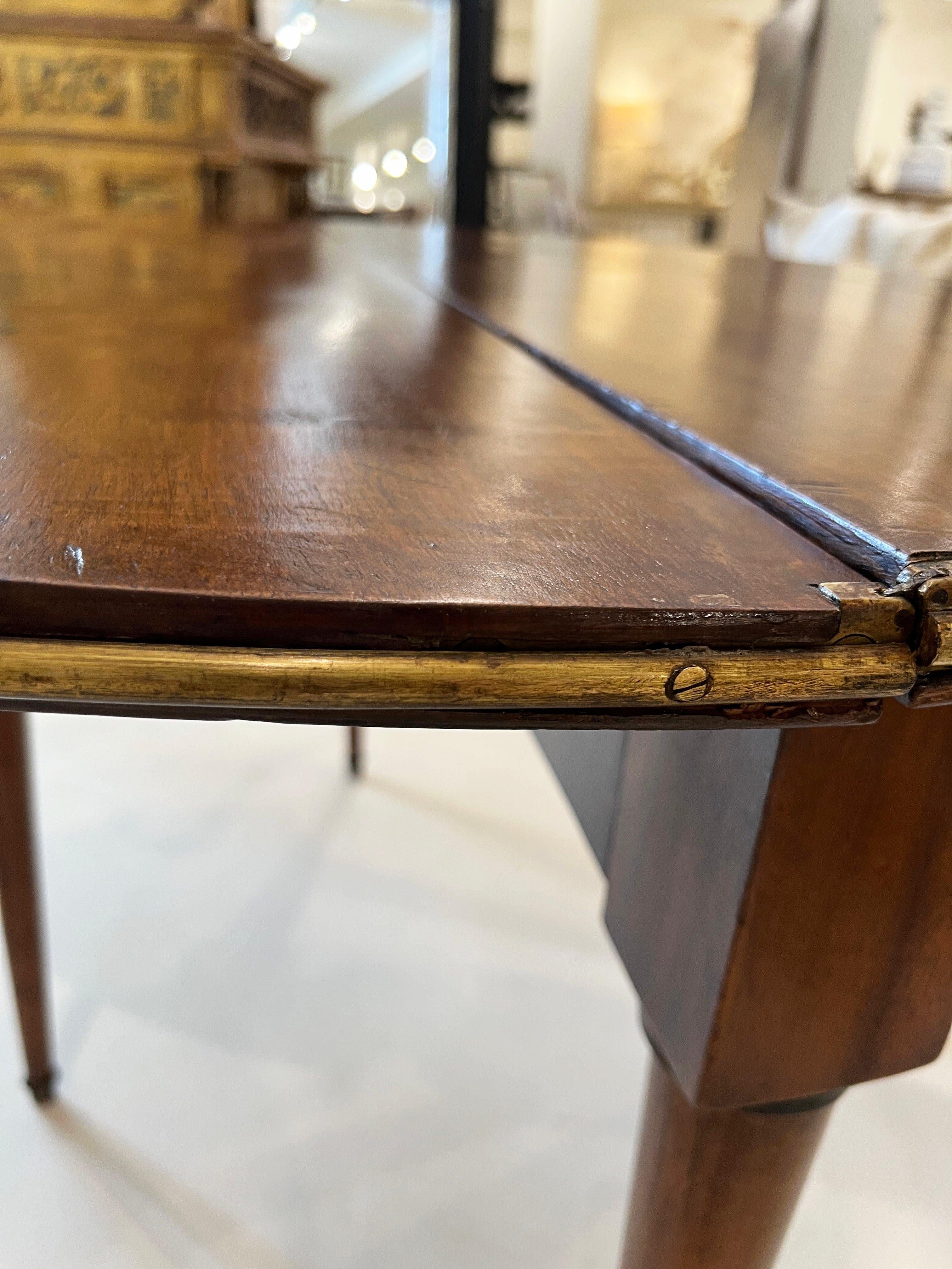 Table en noyer Louis XVI du 19ème siècle avec détails en laiton en vente 2