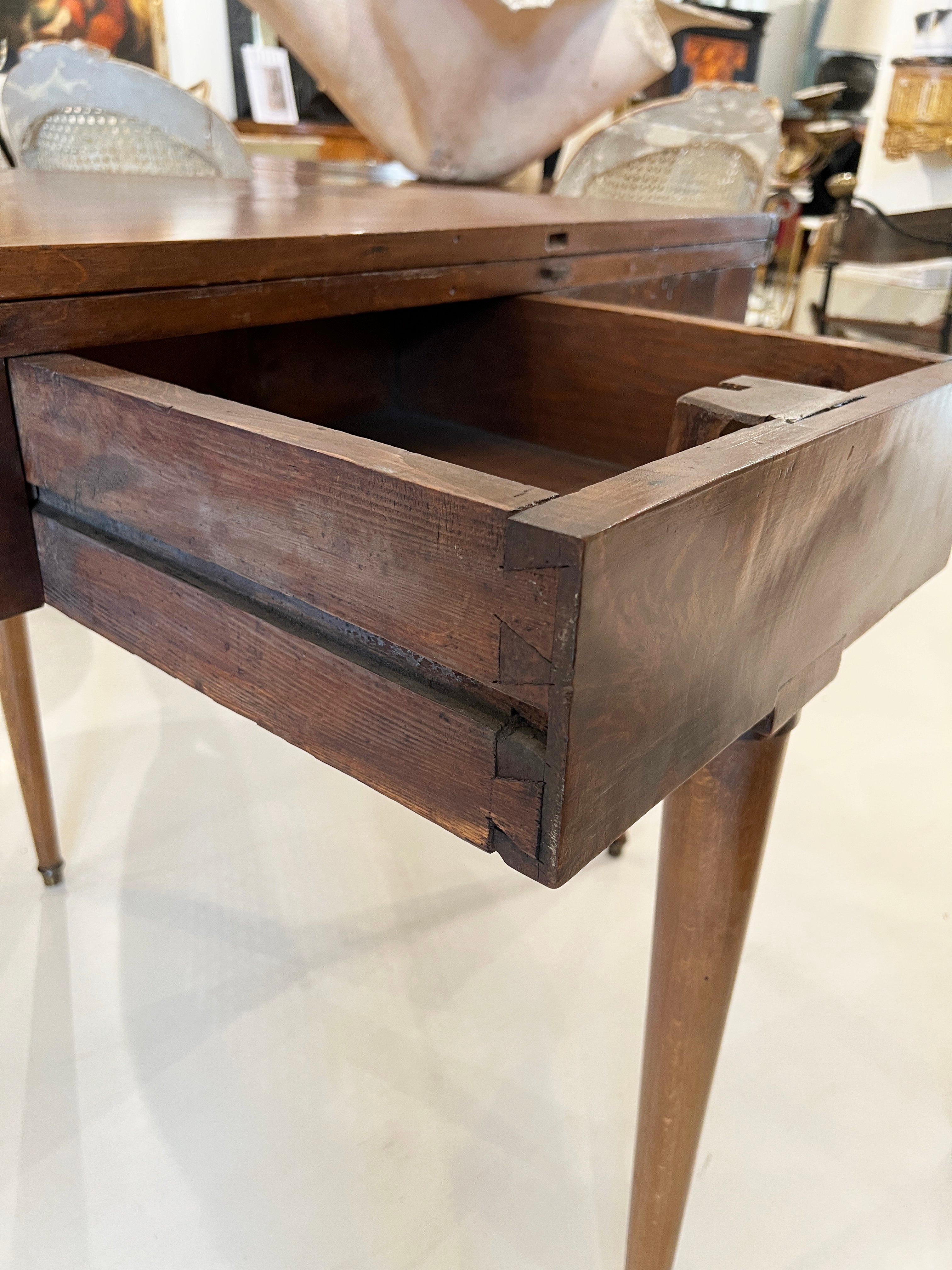 Table en noyer Louis XVI du 19ème siècle avec détails en laiton en vente 3