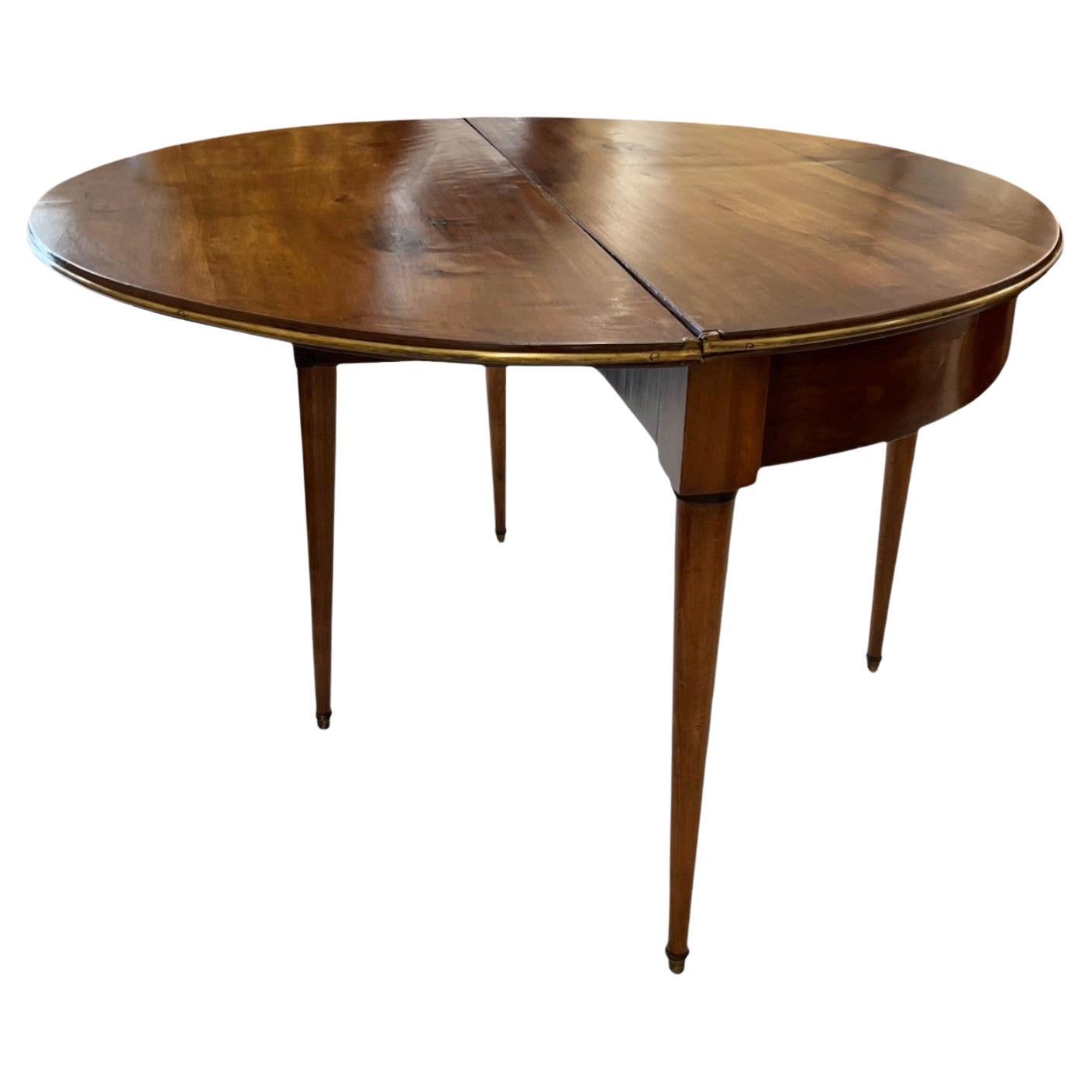 Table en noyer Louis XVI du 19ème siècle avec détails en laiton en vente