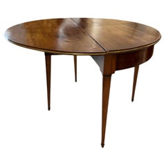 Table en noyer Louis XVI du 19ème siècle avec détails en laiton