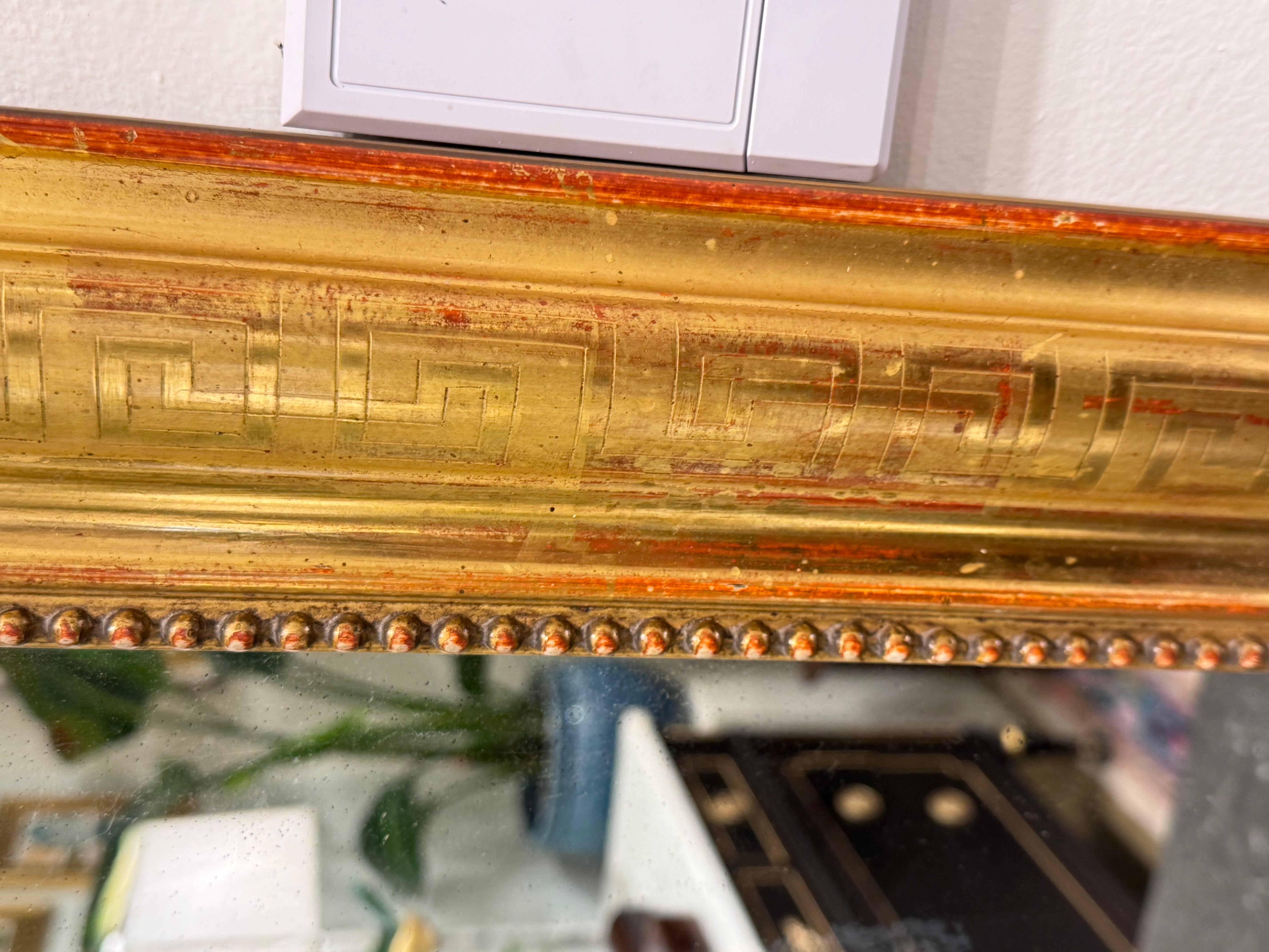 ¡Se trata de un precioso espejo Louis Philippe del siglo XIX! Este espejo mantiene un diseño sencillo y tranquilo, sin muchas complicaciones. Sin embargo, hay un delicado grabado en los bordes que añade un toque de ornamentación. Este espejo es