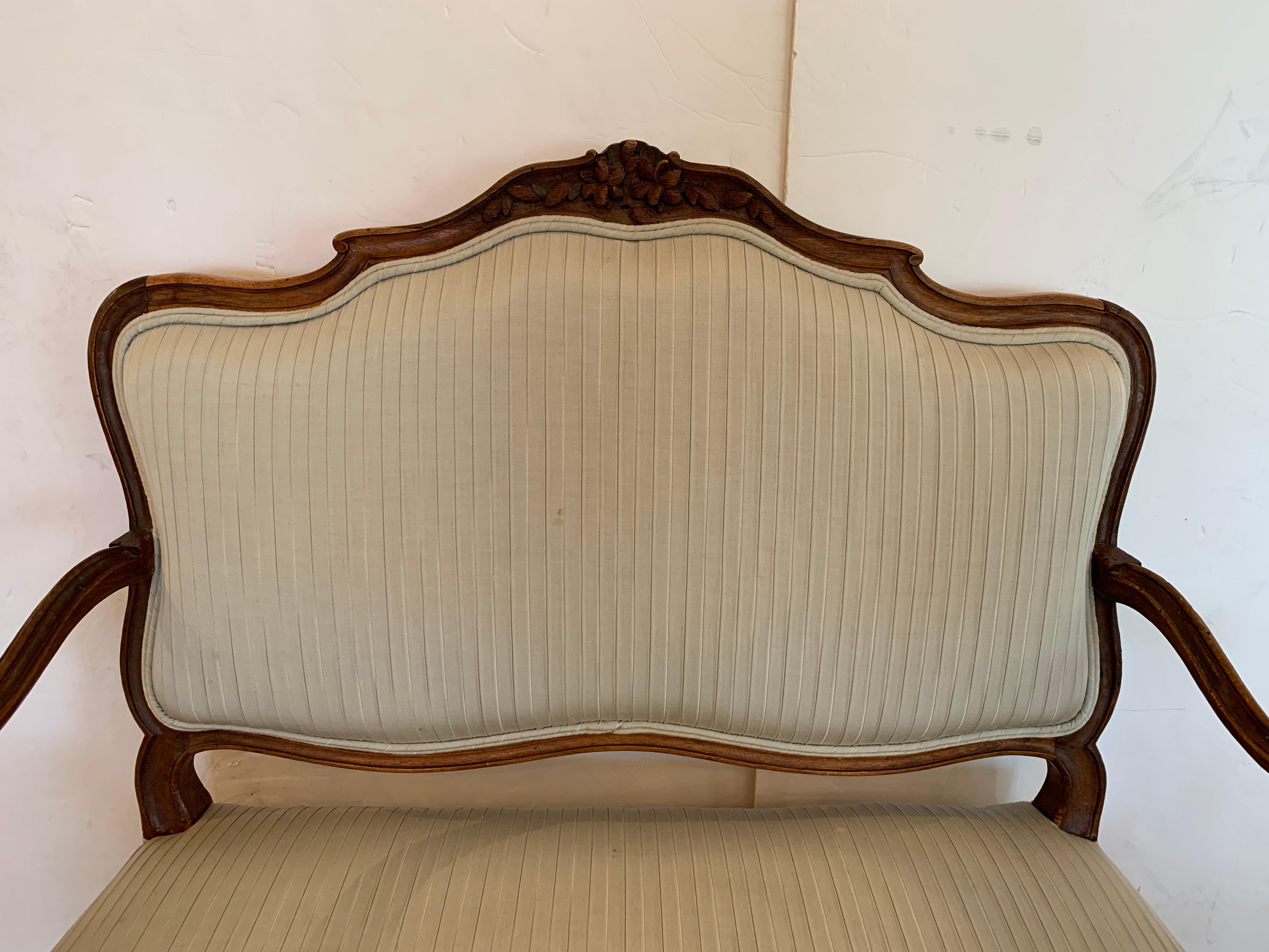 19th Century Lovely Louis XV Walnut Settee Loveseat In Good Condition In Hopewell, NJ