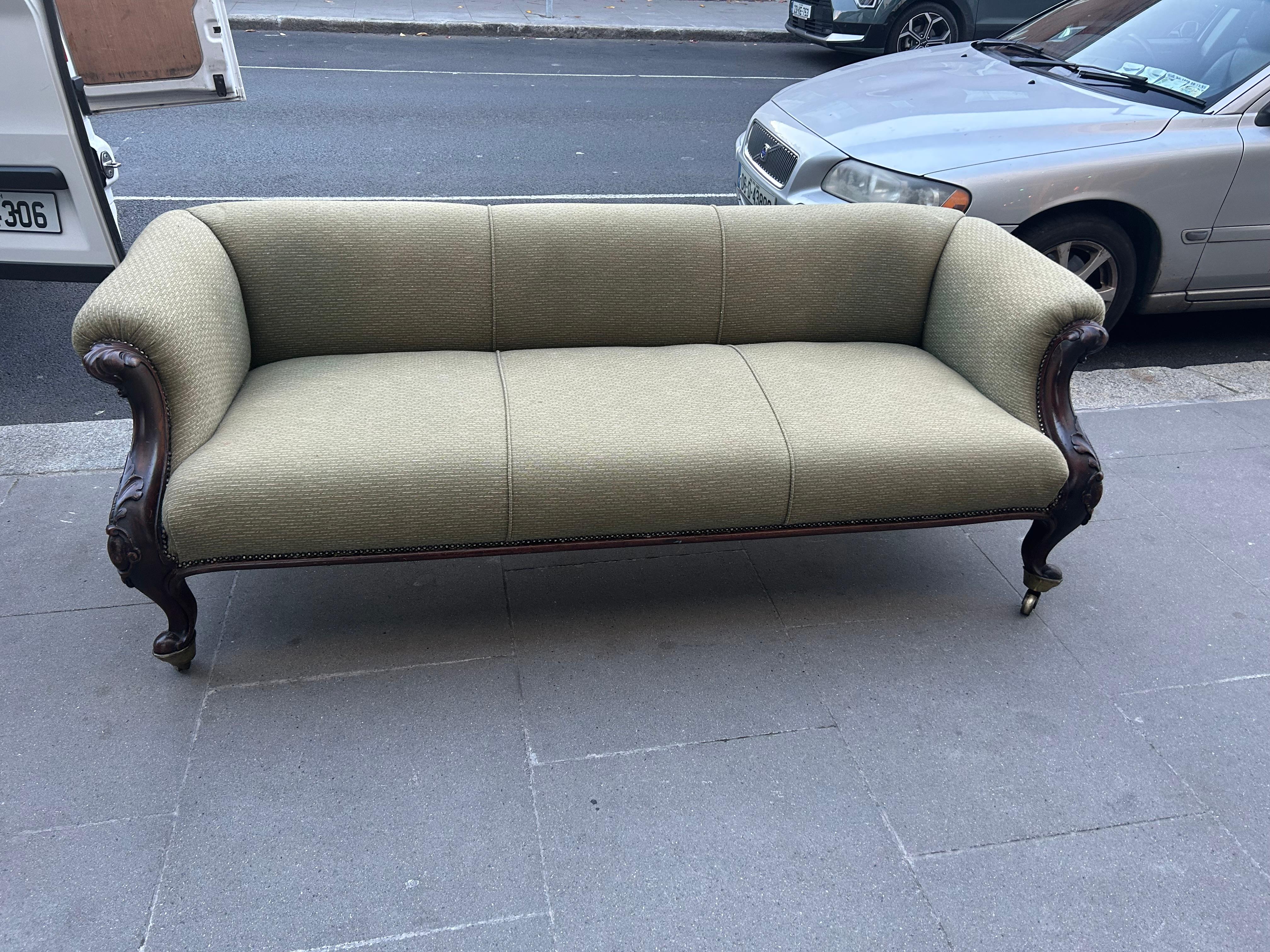 Sofa mit niedriger Rückenlehne aus dem 19. im Zustand „Gut“ im Angebot in Dublin 8, IE