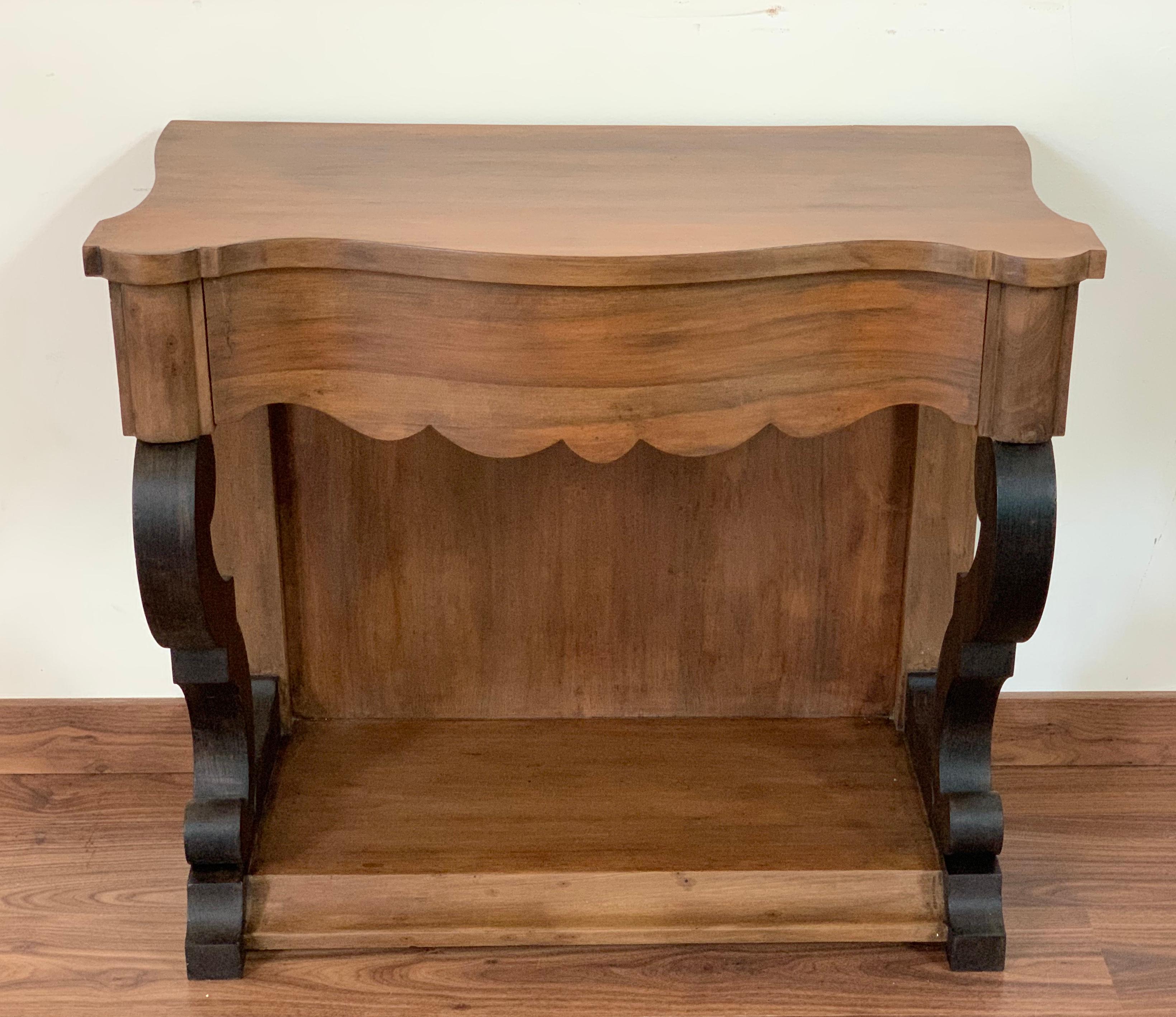 19th Century Low Pair of Console Tables or Nightstands in Mahogany In Good Condition For Sale In Miami, FL