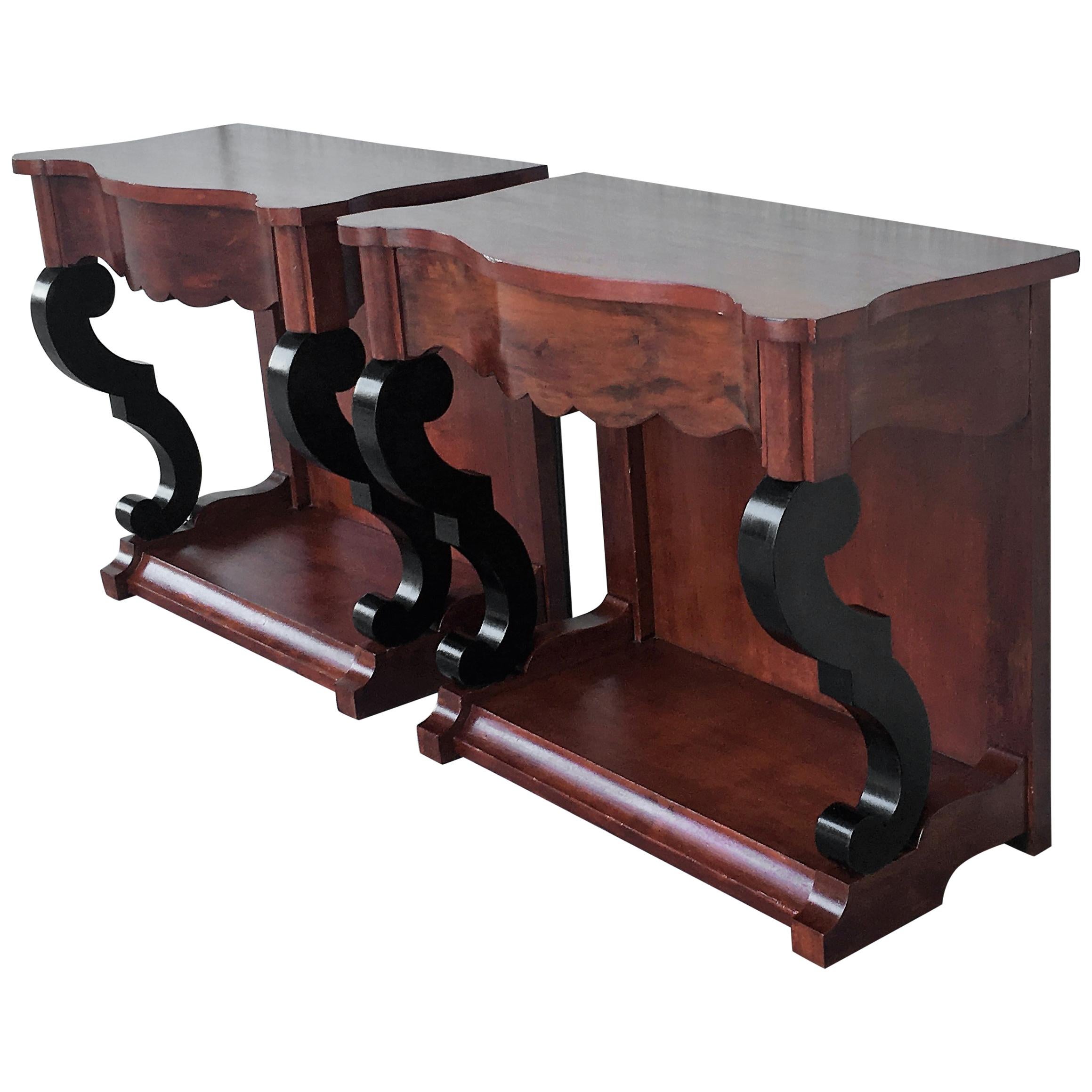 Paire de tables consoles ou tables de nuit basses en acajou du 19ème siècle en vente