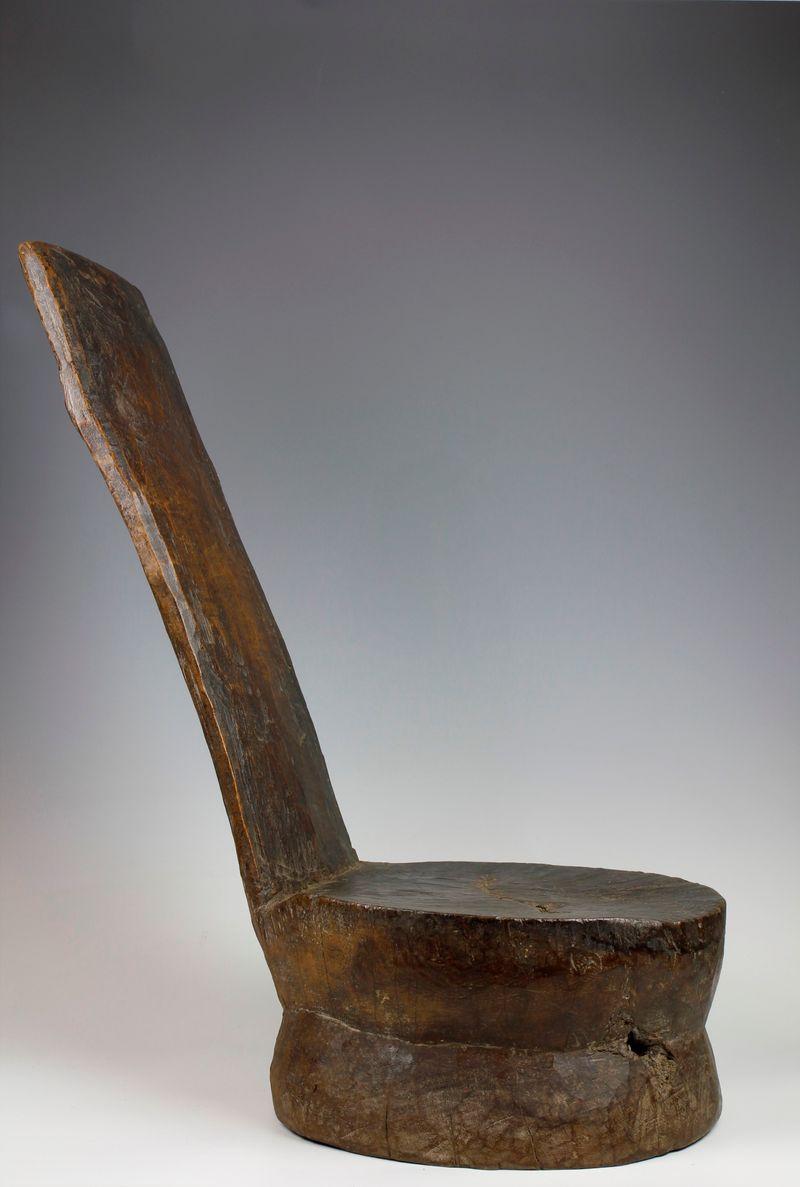 Sculpté Chaise éthiopienne basse inclinable du 19e siècle  en vente