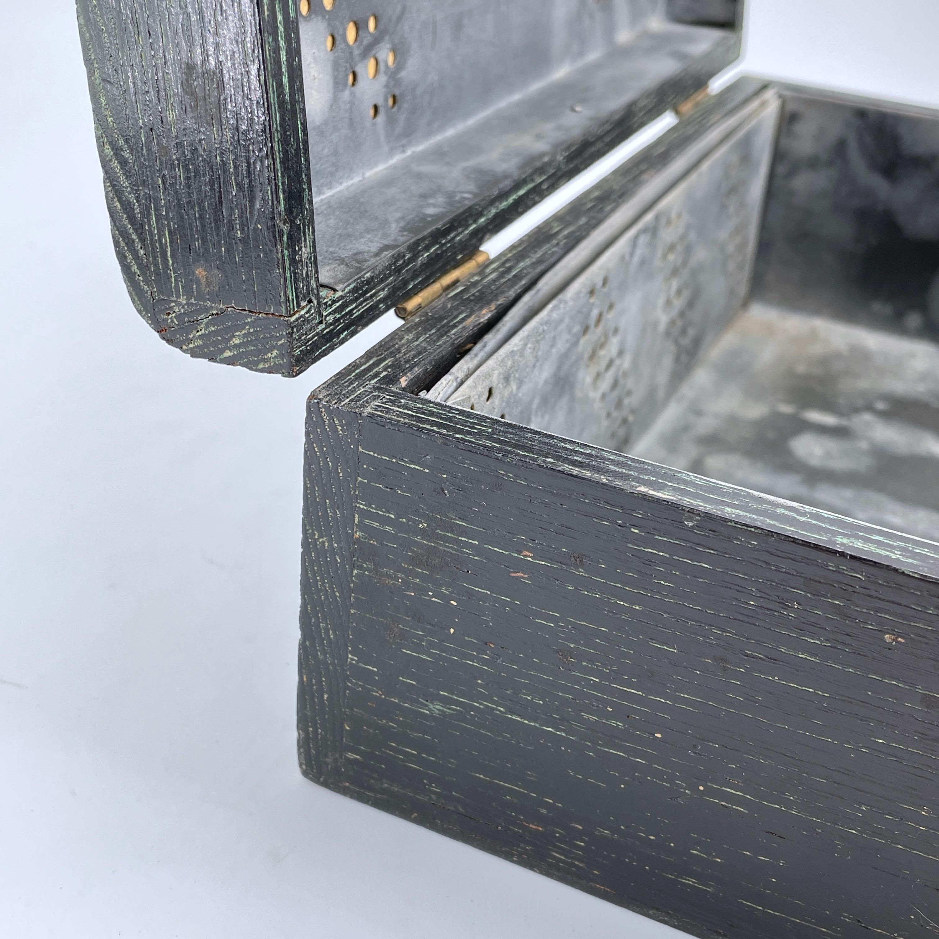Siglo XIX Herraduras de la suerte Humidificador de puros Madera ennegrecida Latón Forrado de estaño en venta 6