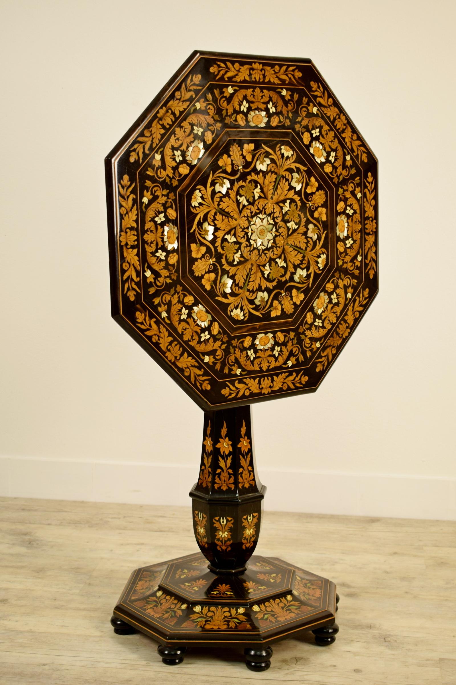 Tablero chapado en varias maderas, S. XIX
vela octogonal, enteramente taraceada con motivo floral policromado y centrada por una reserva circular con rosetón polilobulado, alta calidad de la decoración, de una taracea floral densa pero ordenada,