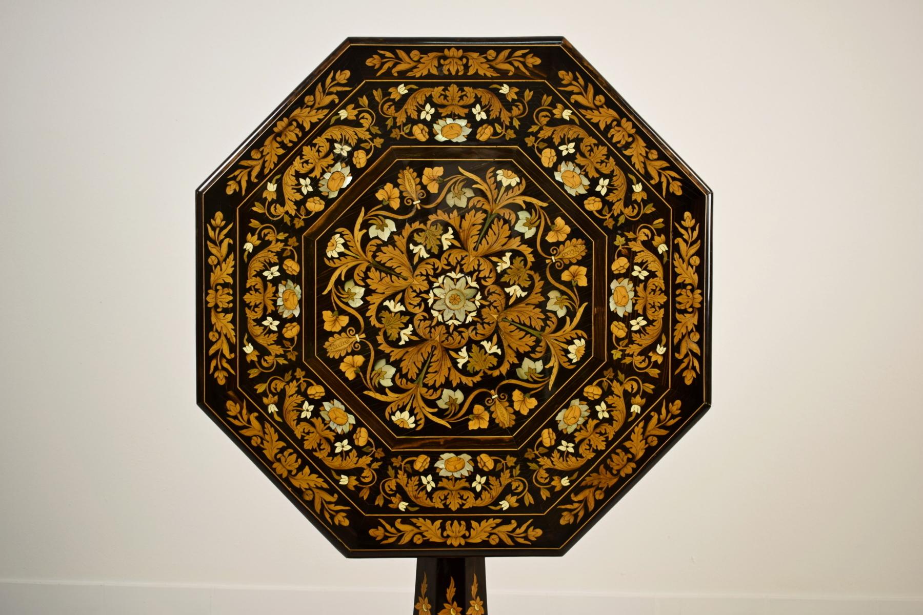 Siglo XIX Mesa central octogonal Luigi y Angiolo Falcini con incrustaciones de ébano Napoleón III en venta