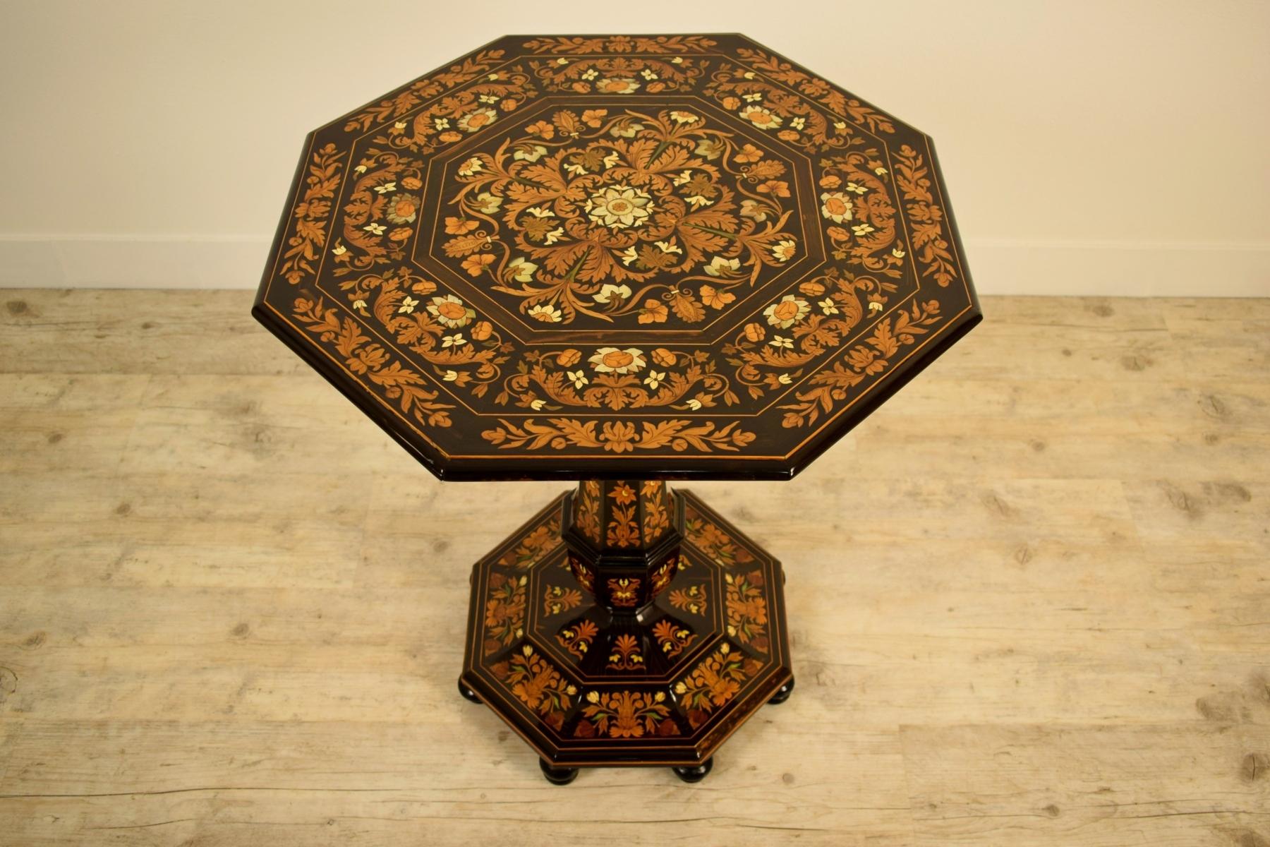 Siglo XIX Mesa central octogonal Luigi y Angiolo Falcini con incrustaciones de ébano Italiano en venta